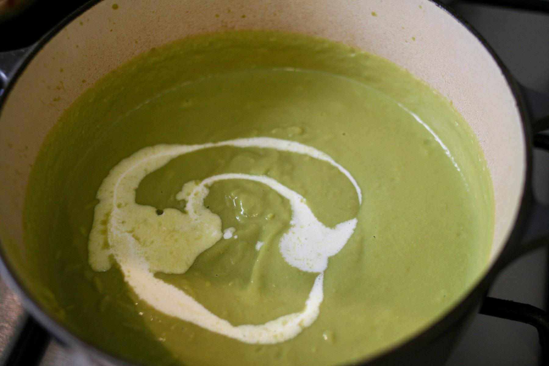 牛乳と生クリームを加える