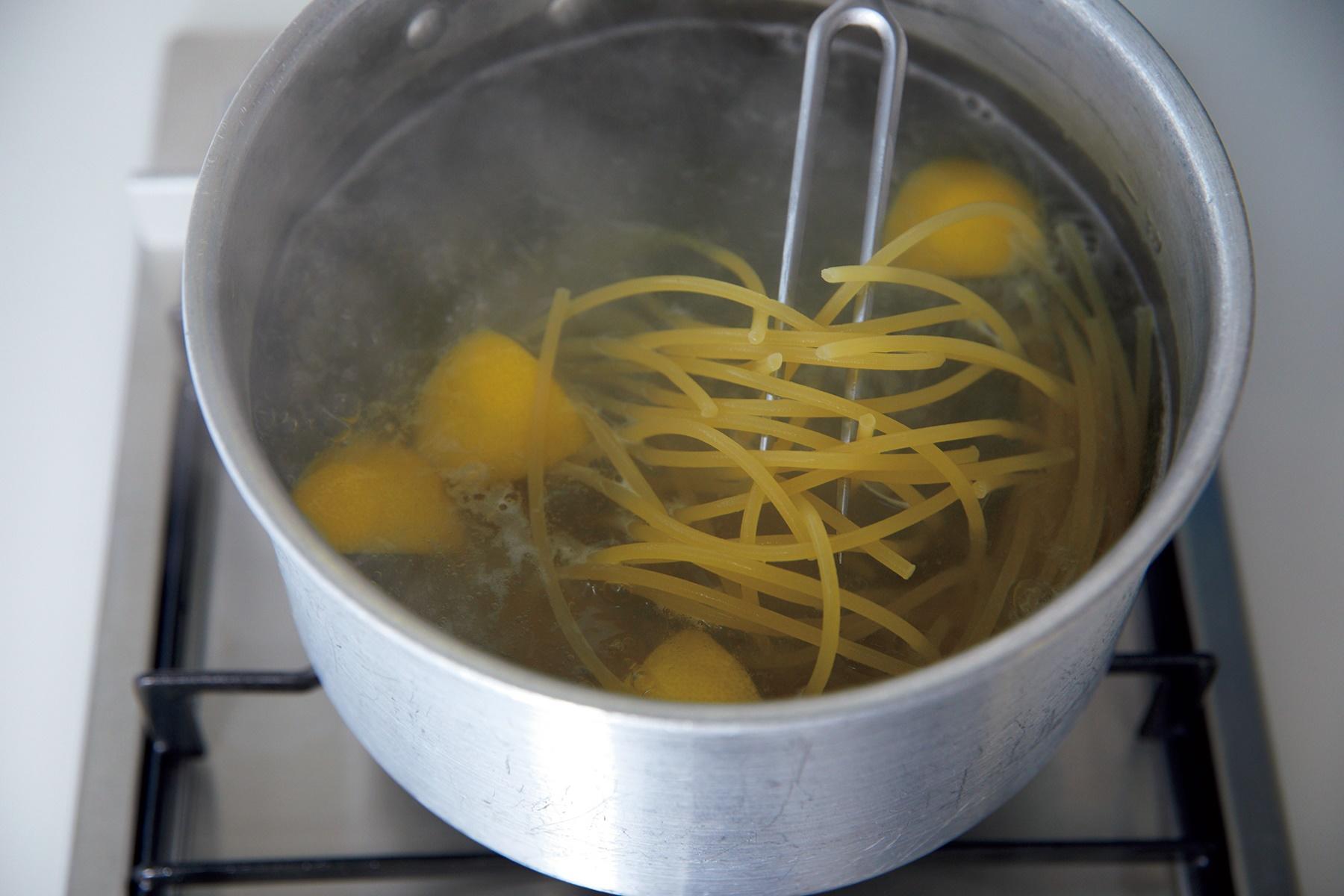 パスタを茹でる