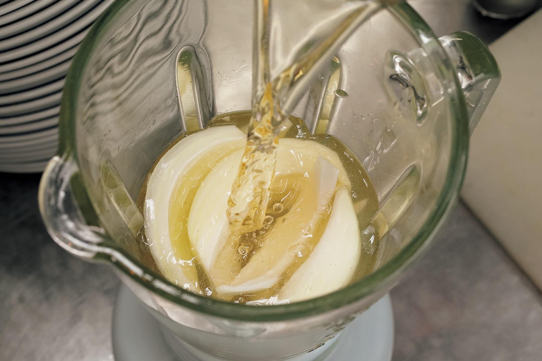 材料をミキサーに入れる