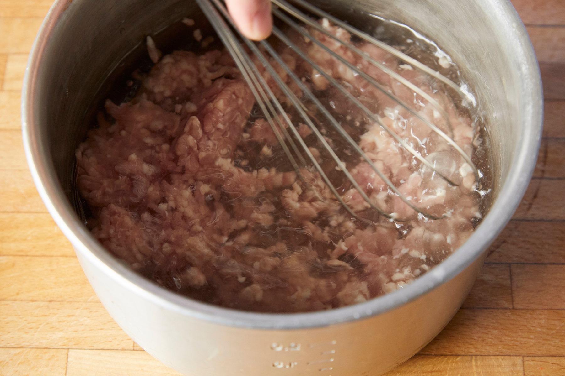 鶏挽き肉をほぐす