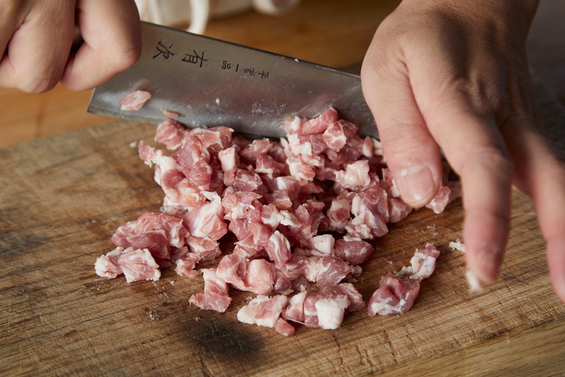 豚肉を粗みじんに