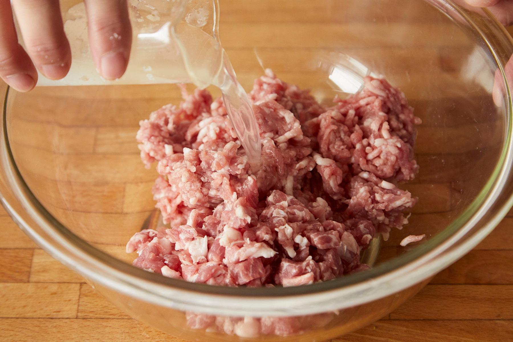 肉とスープを混ぜる