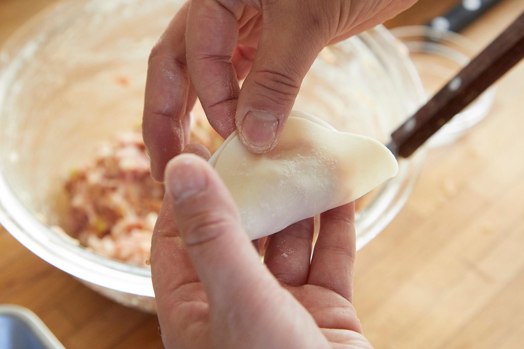 半分に折りたたたむ