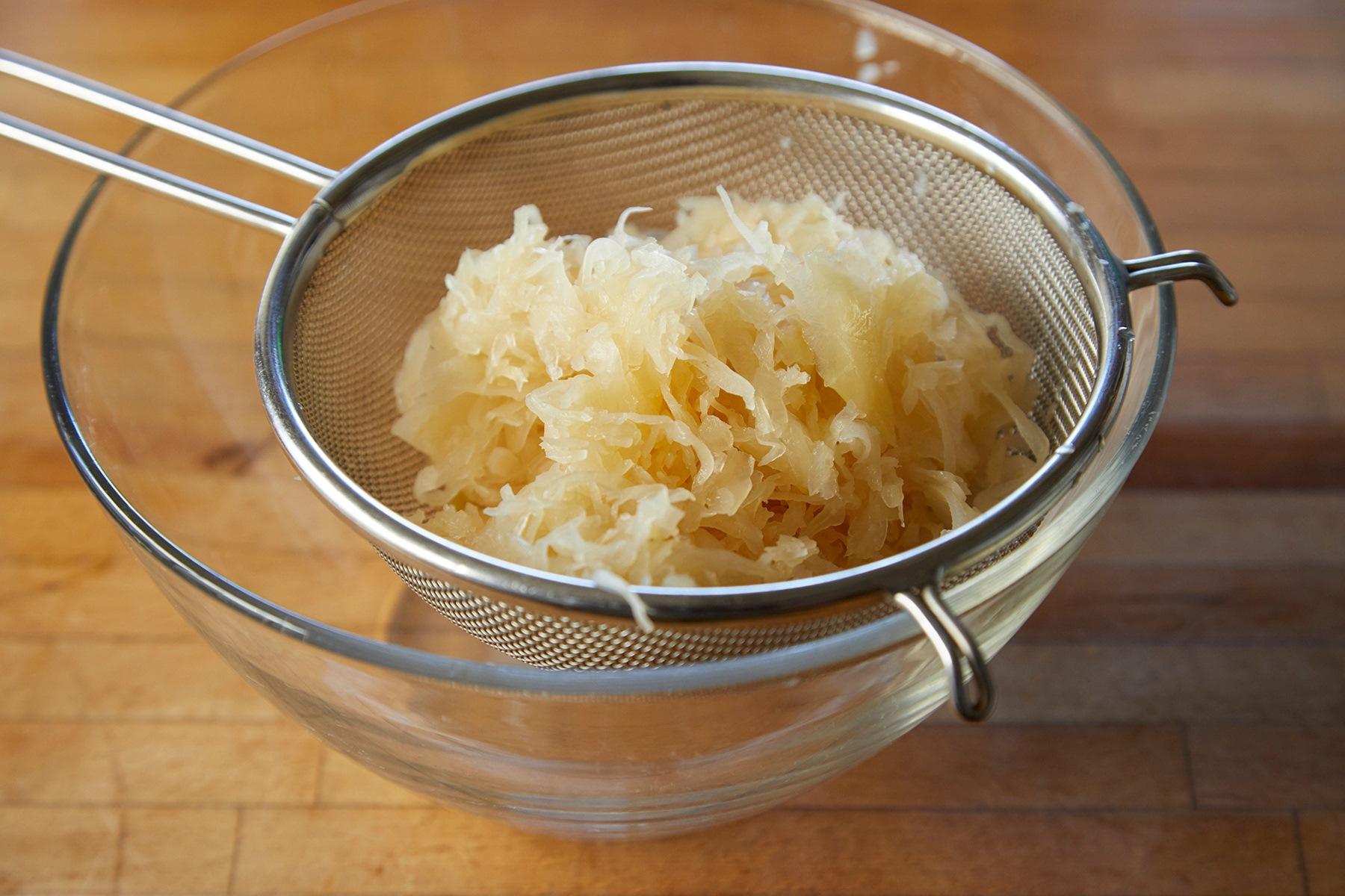 ザワ―クラウトを刻む