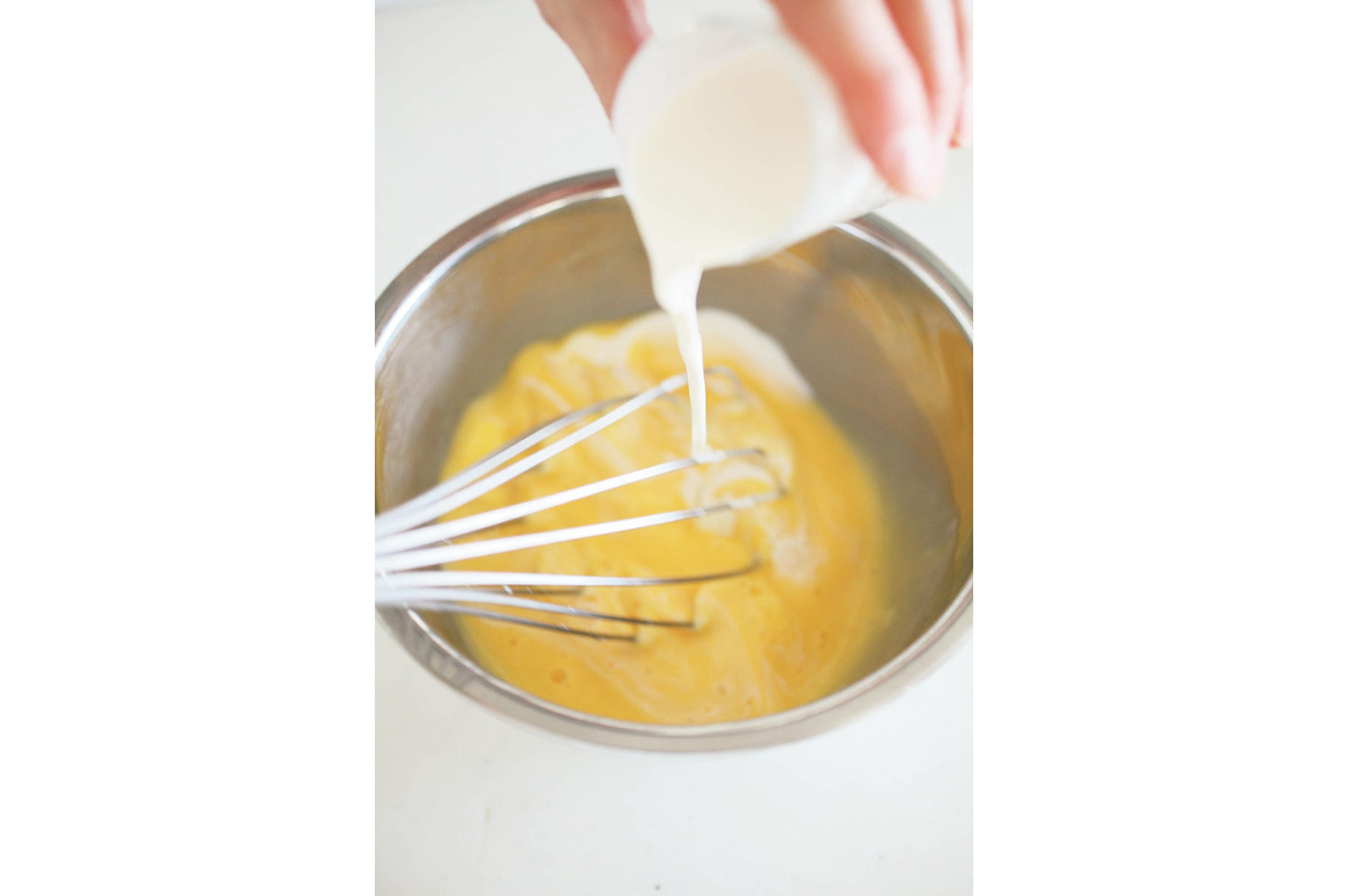 生クリームを加える