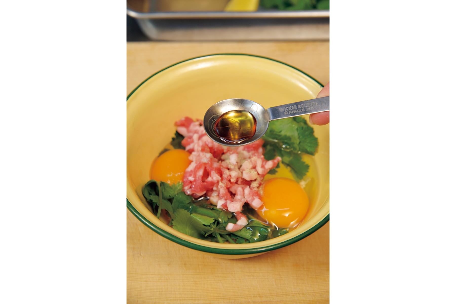 材料をボウルに入れる