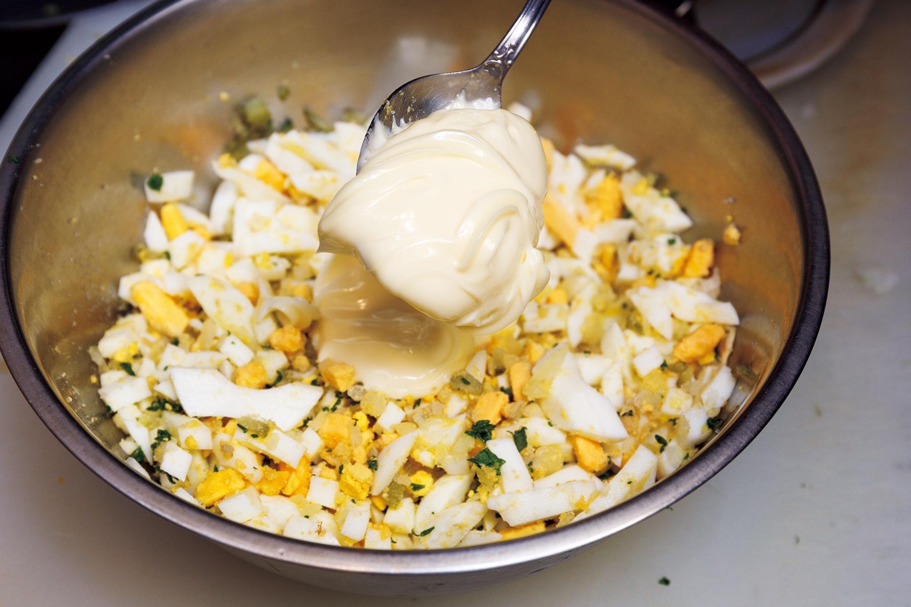 マヨネーズを加える