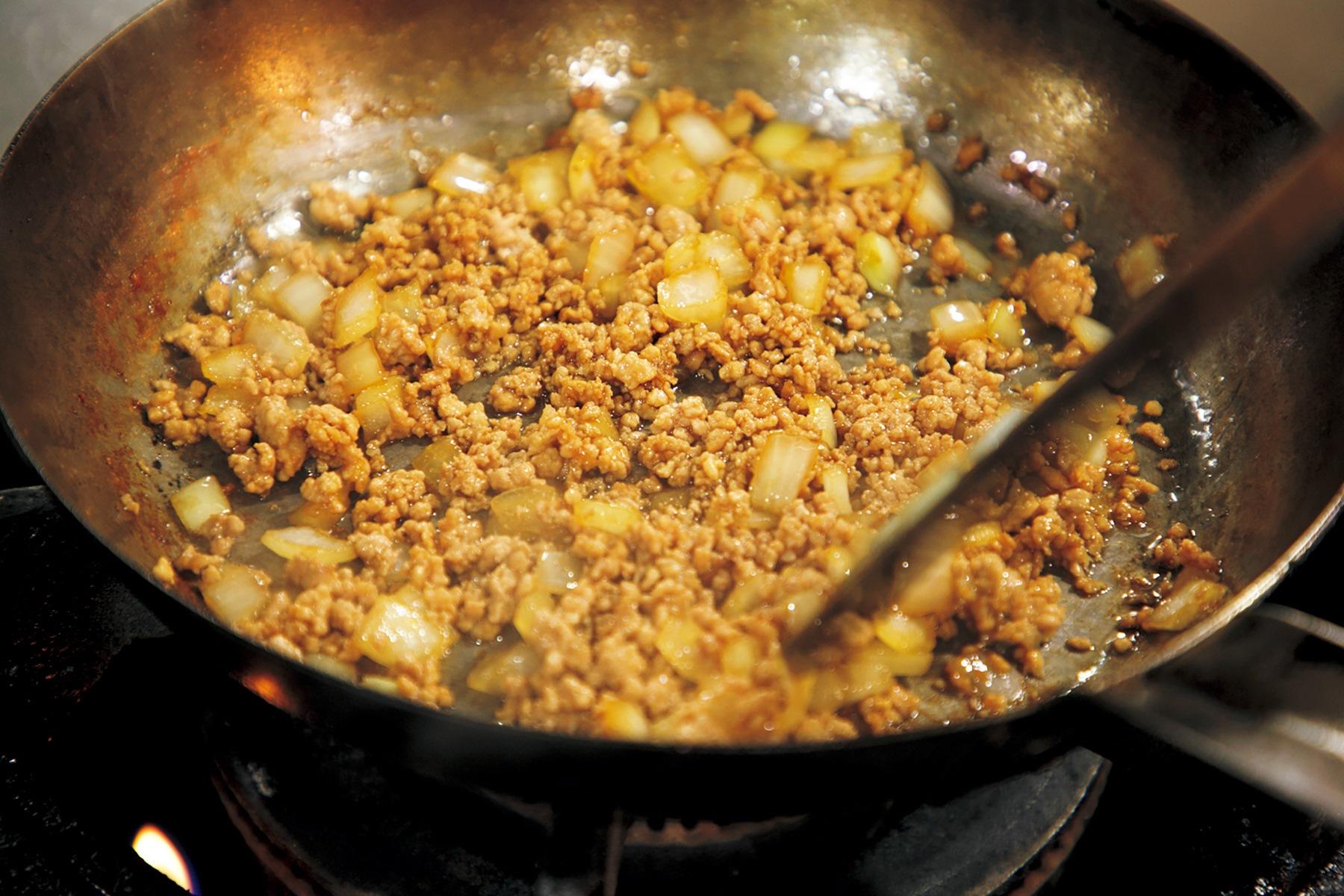 挽き肉と玉ねぎを炒める