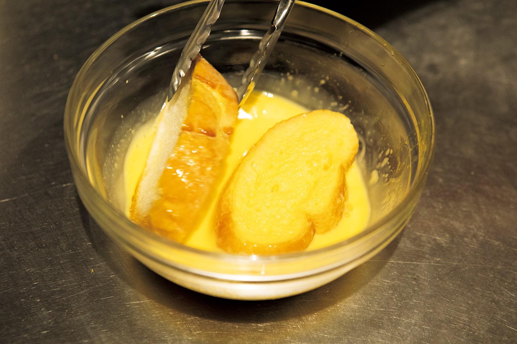 パンに卵液をつける