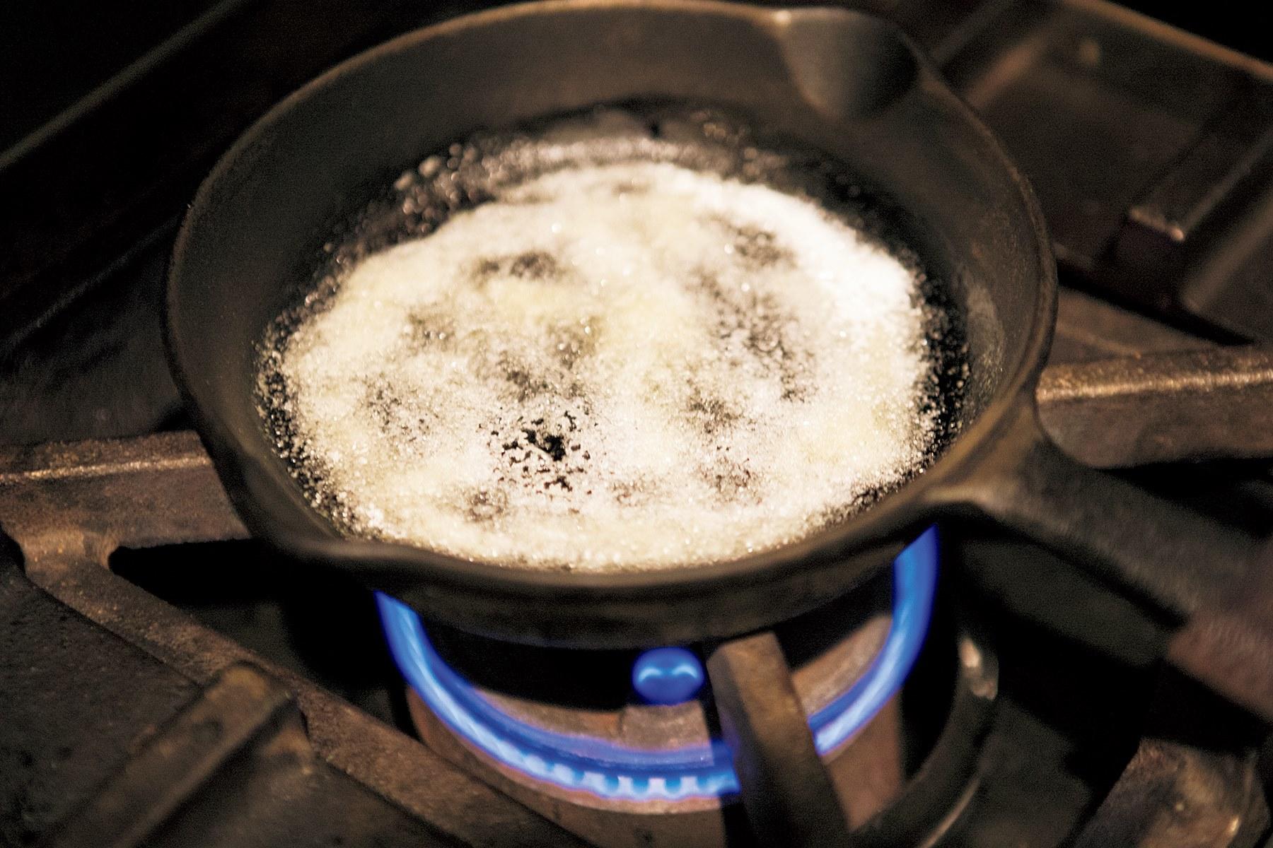 バターと砂糖を火にかける