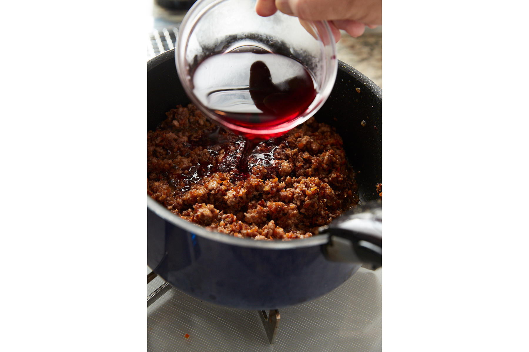 赤ワインを加える