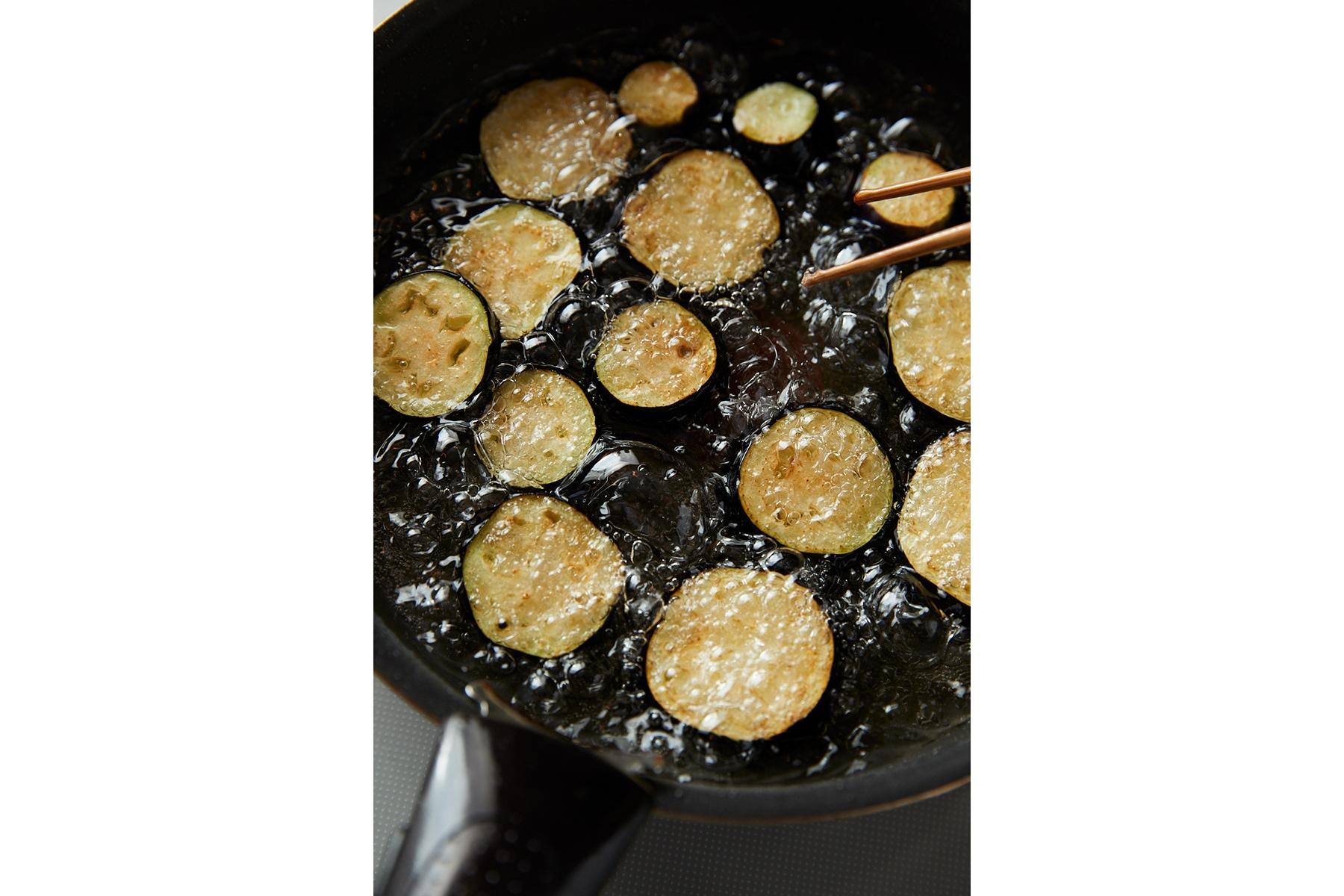 茄子を揚げる