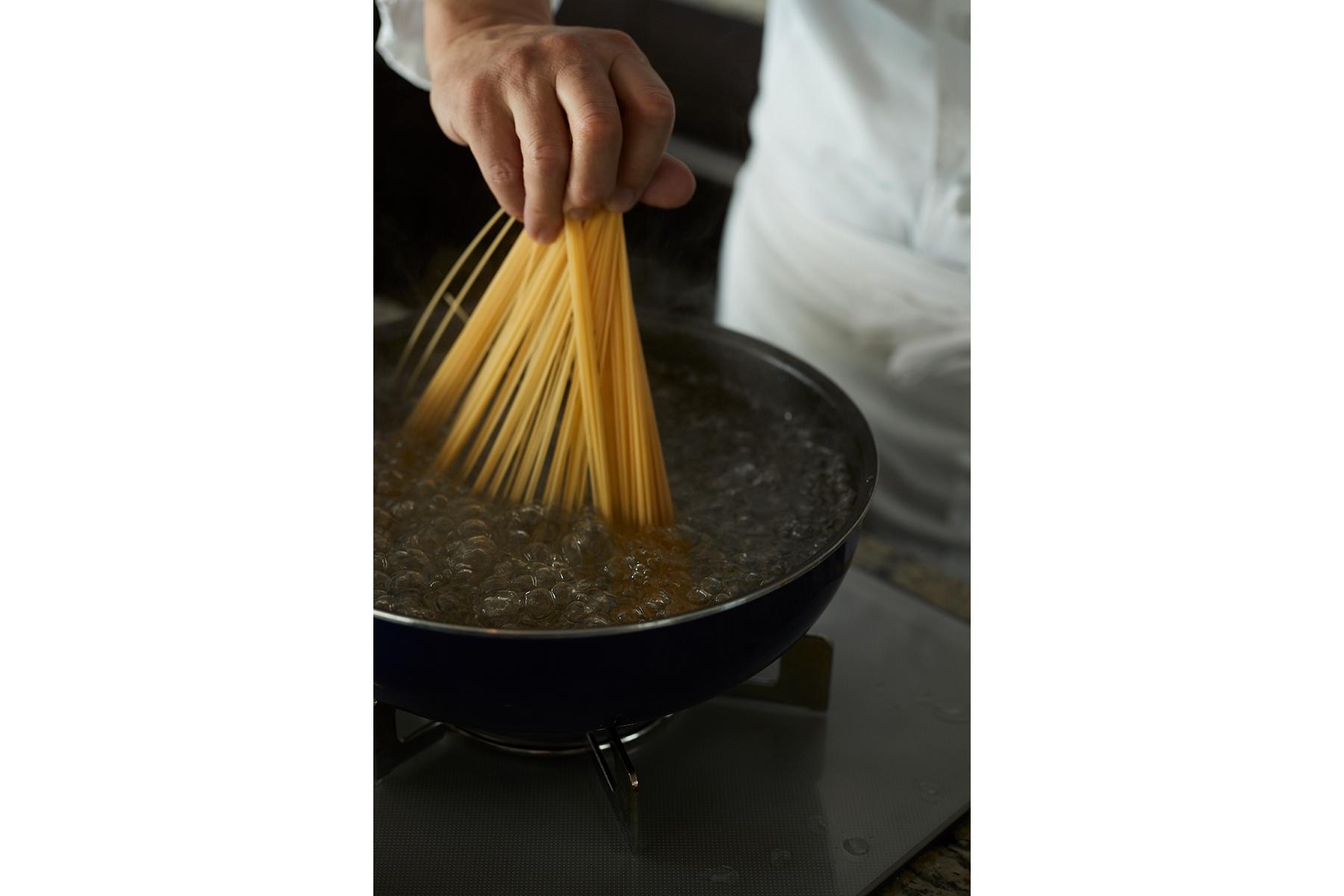 パスタをゆでる