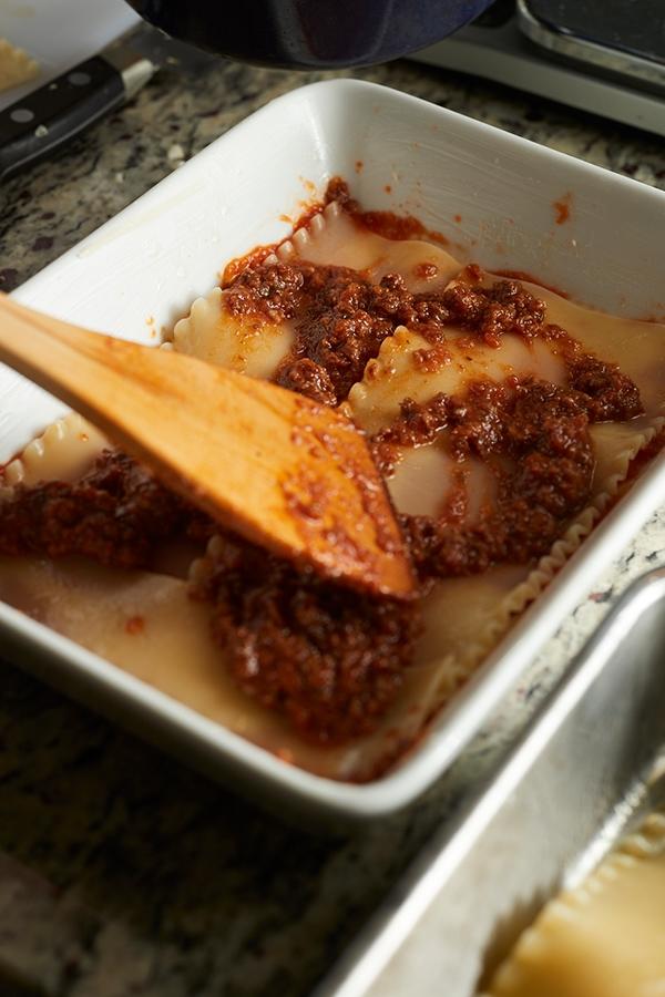 ミートソースをぬり、ベシャメルソースをぬる