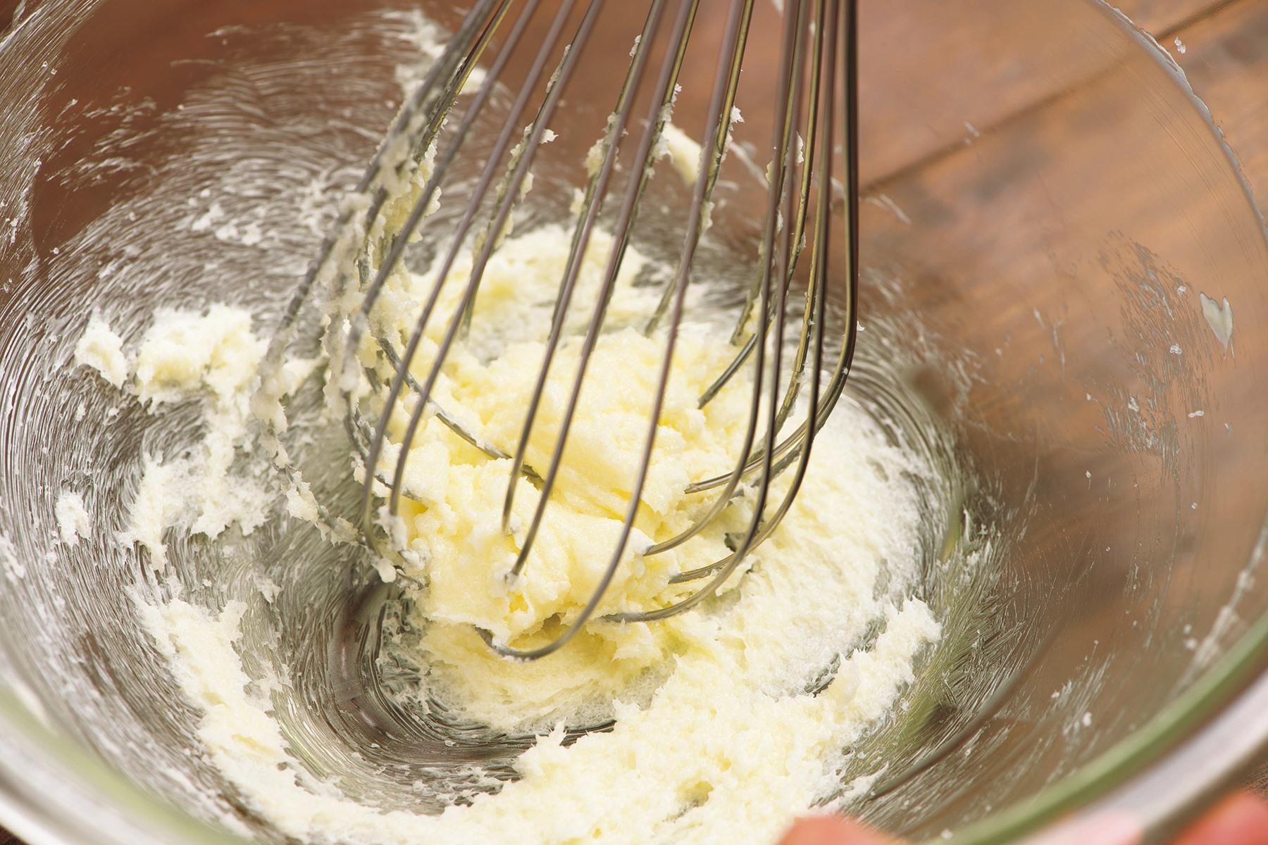 泡立て器で混ぜる