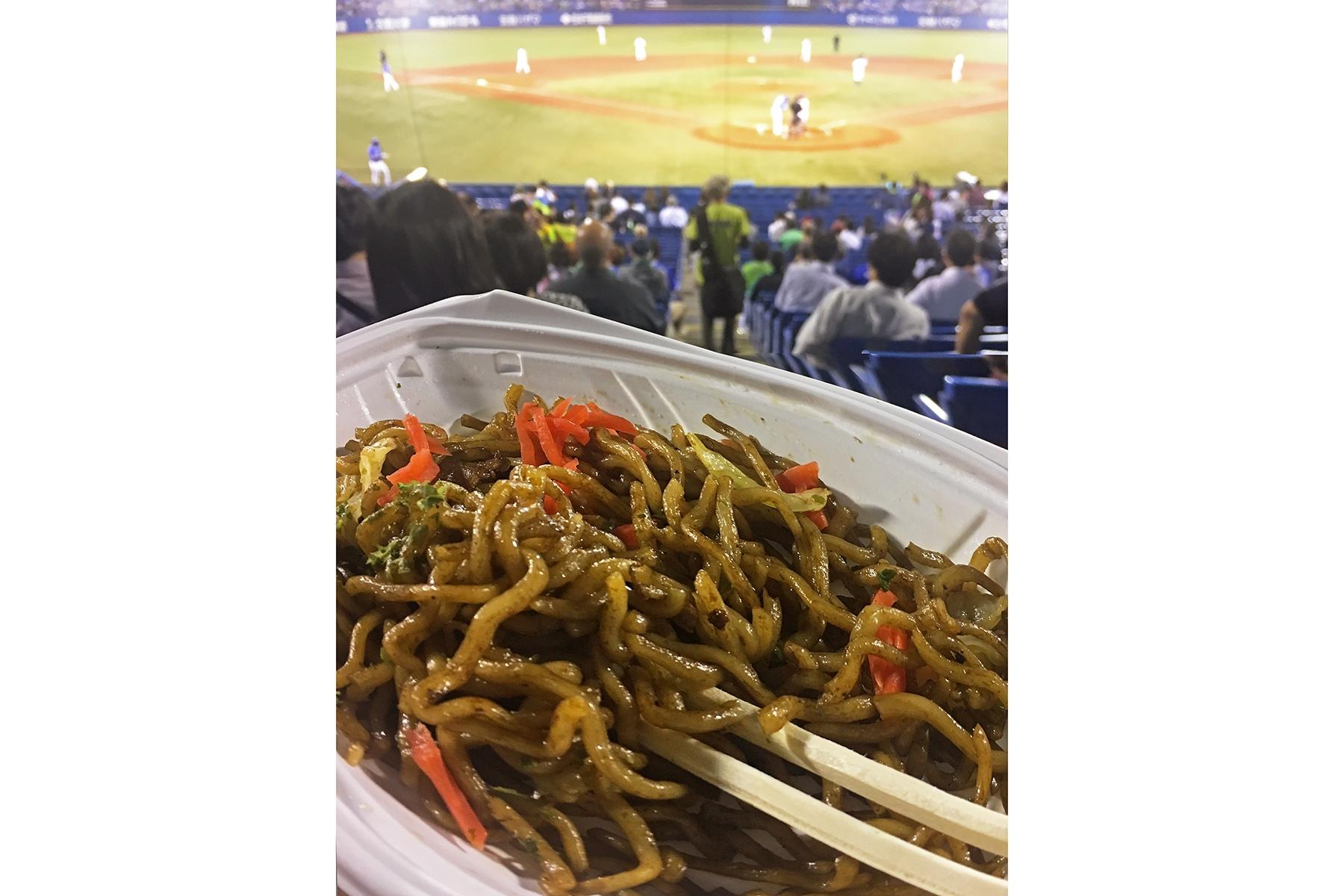 東京・神宮球場一塁側売店「鈴食品」の焼きそば