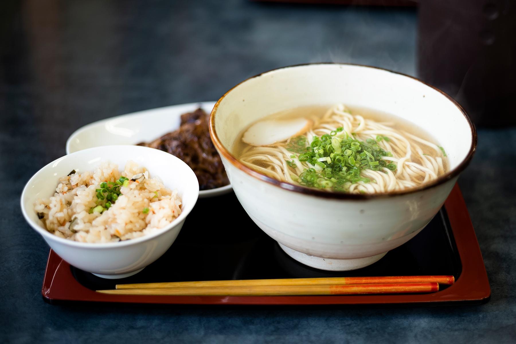 沖縄・比屋根「すば処 うゎちち」のあぶり軟骨そばとじゅーしー