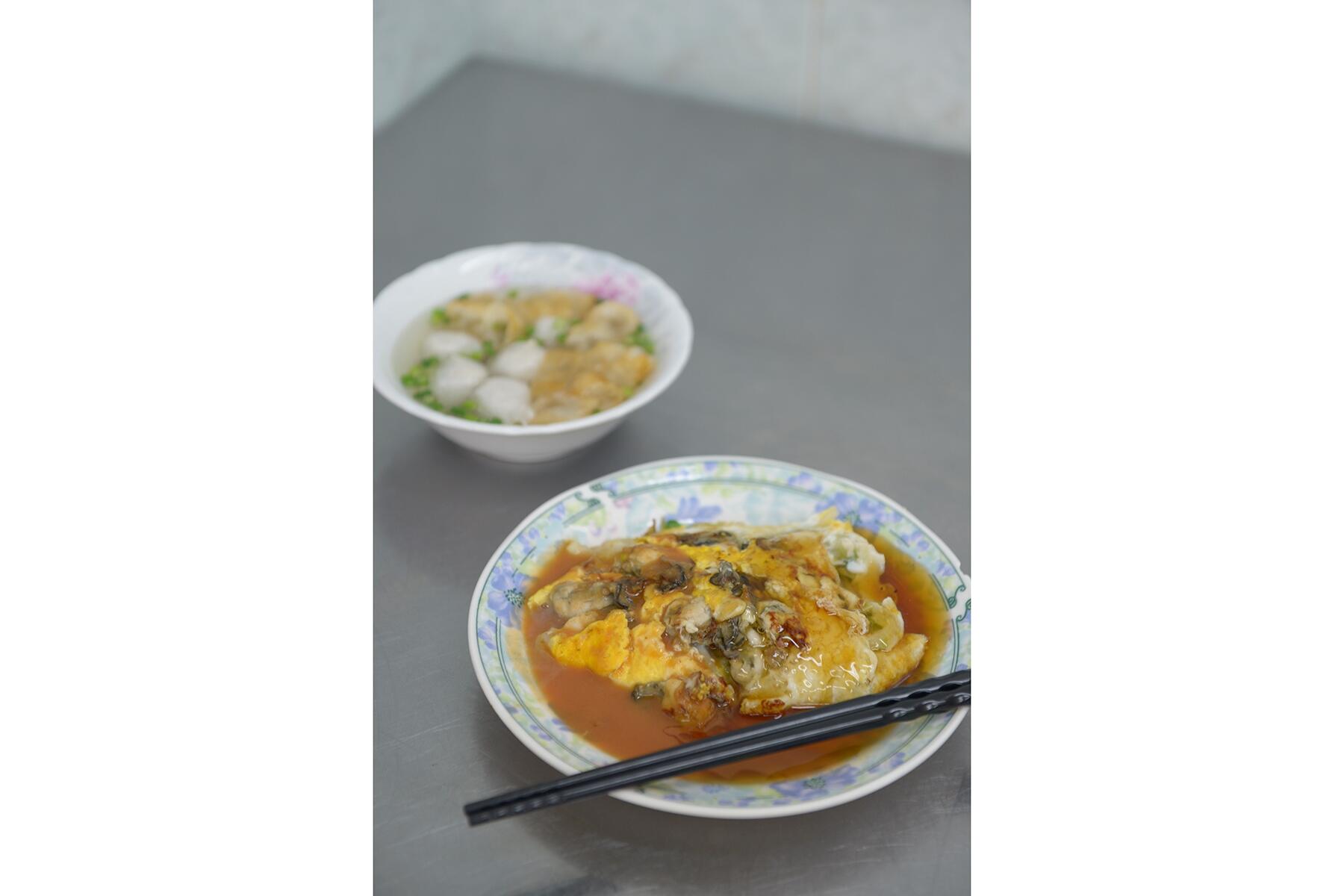 台湾・台南の露店の牡蠣のお好み焼きと椎茸ご飯