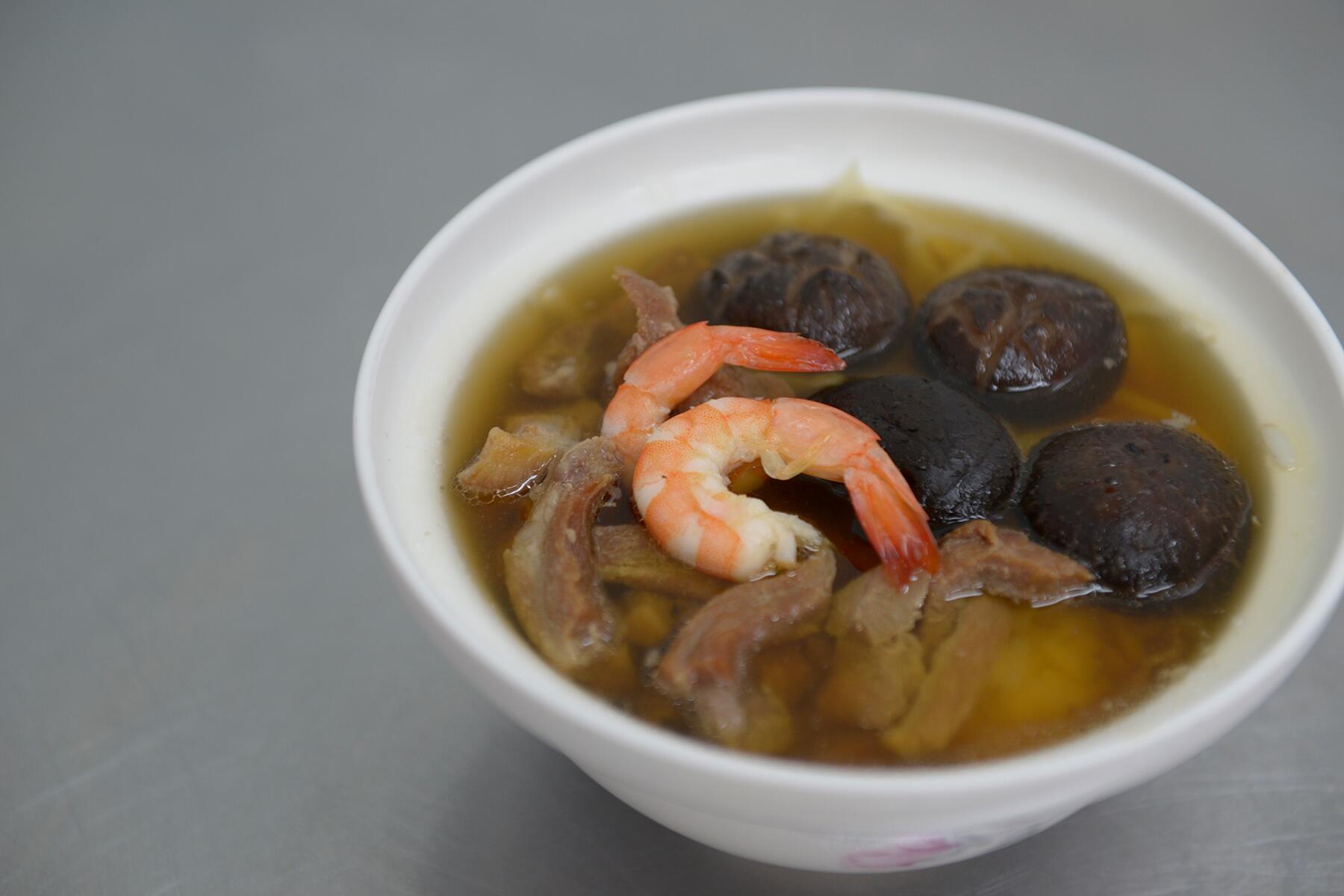 台湾・台南の露店の牡蠣のお好み焼きと椎茸ご飯