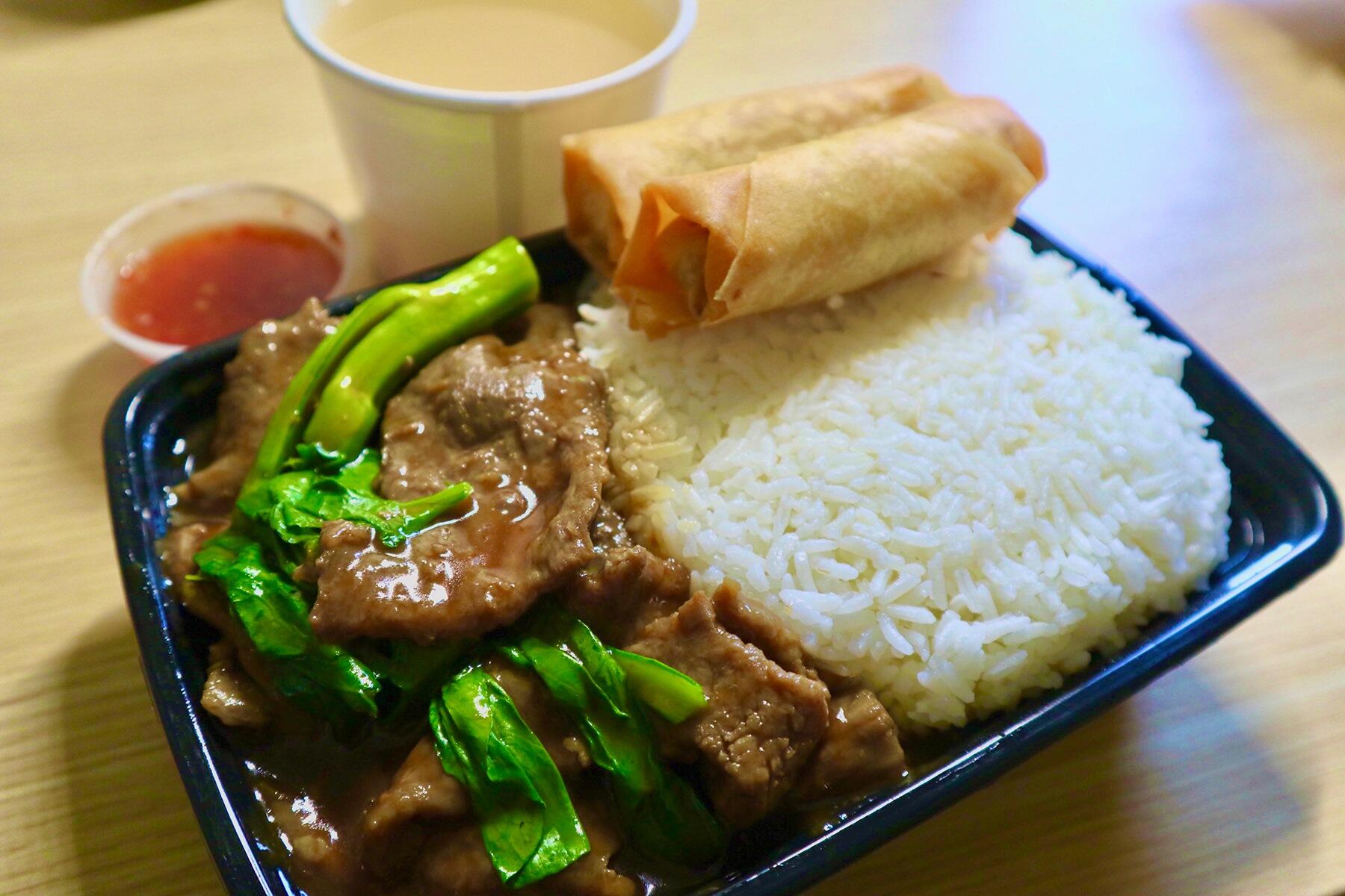菜心牛肉飯(スープ付)と野菜春巻