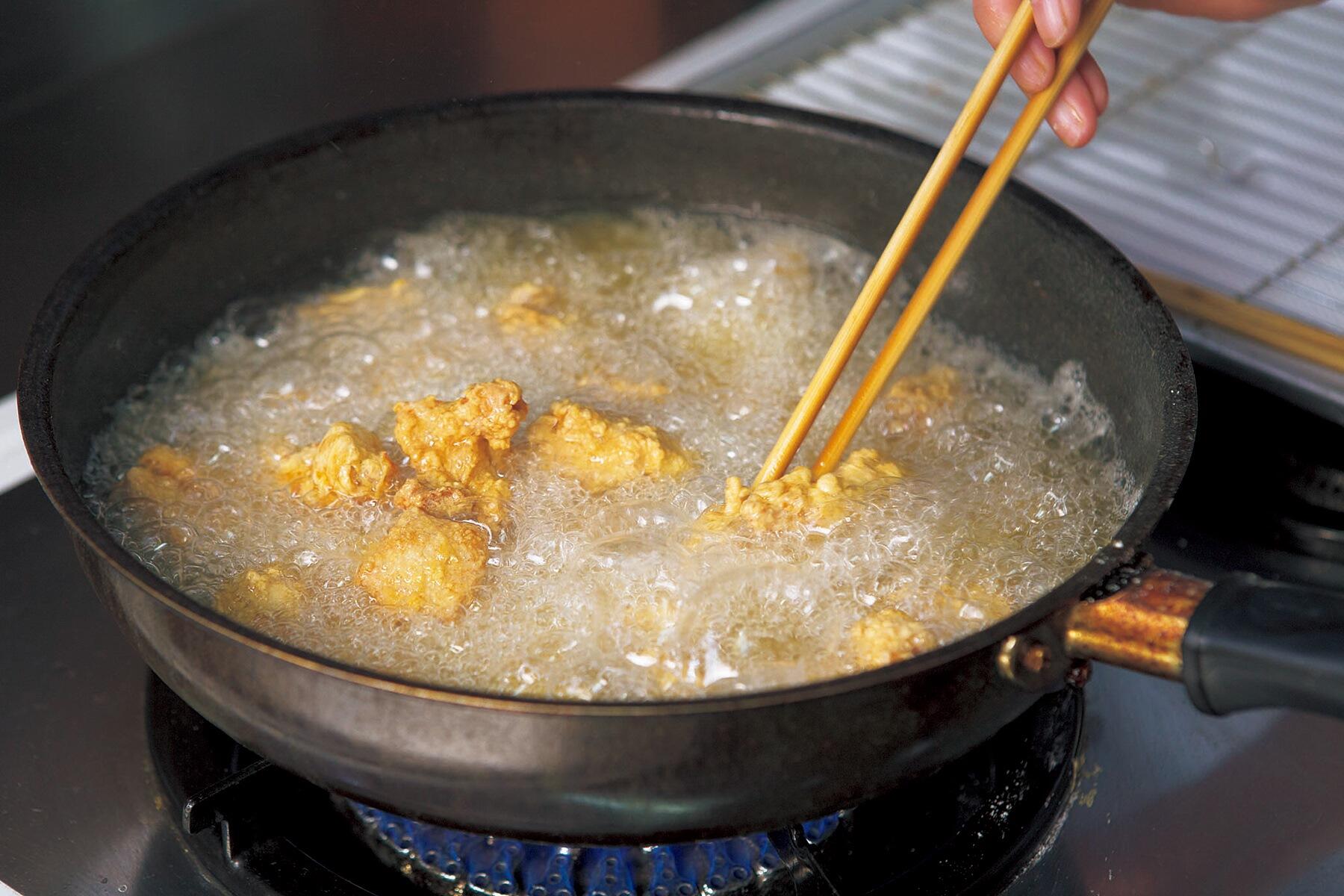 煮る様に揚げる