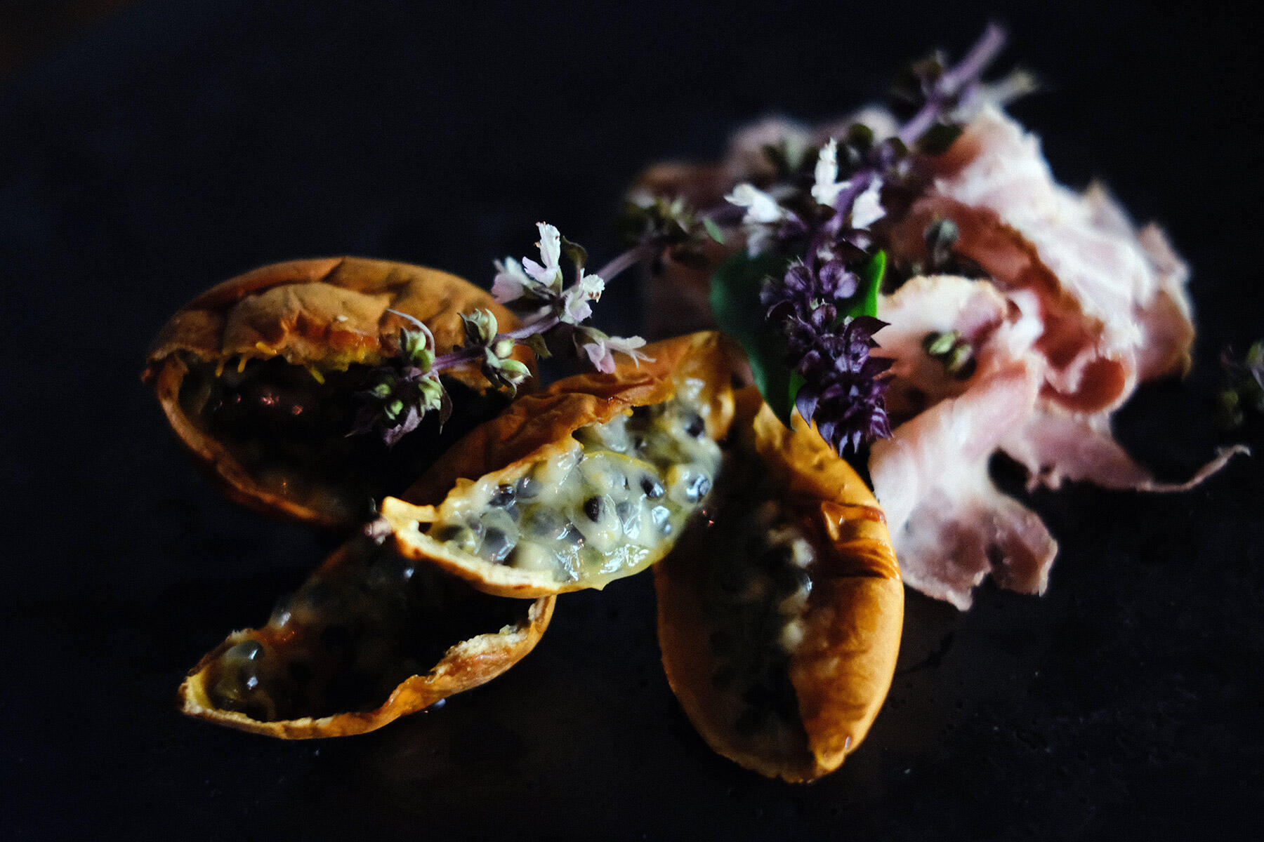 沖縄・南城市「胃袋」の水レモンのローストとハマセンダンで燻製にしたハム アフリカンバジル添え