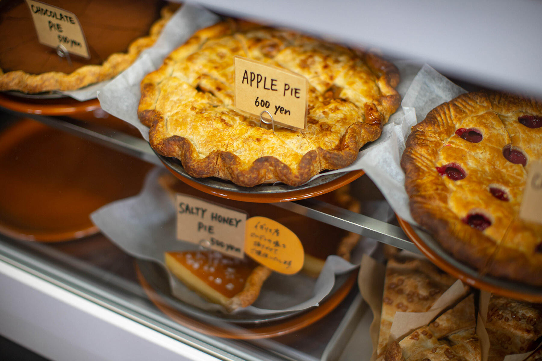 兵庫・神戸「ダコタ ラスティック テーブル」のプレーンハンバーガー