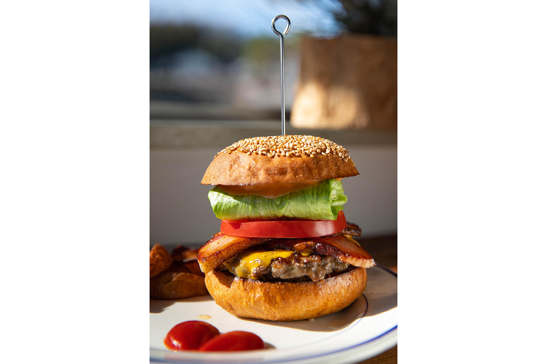 兵庫・神戸「ダコタ ラスティック テーブル」のプレーンハンバーガー