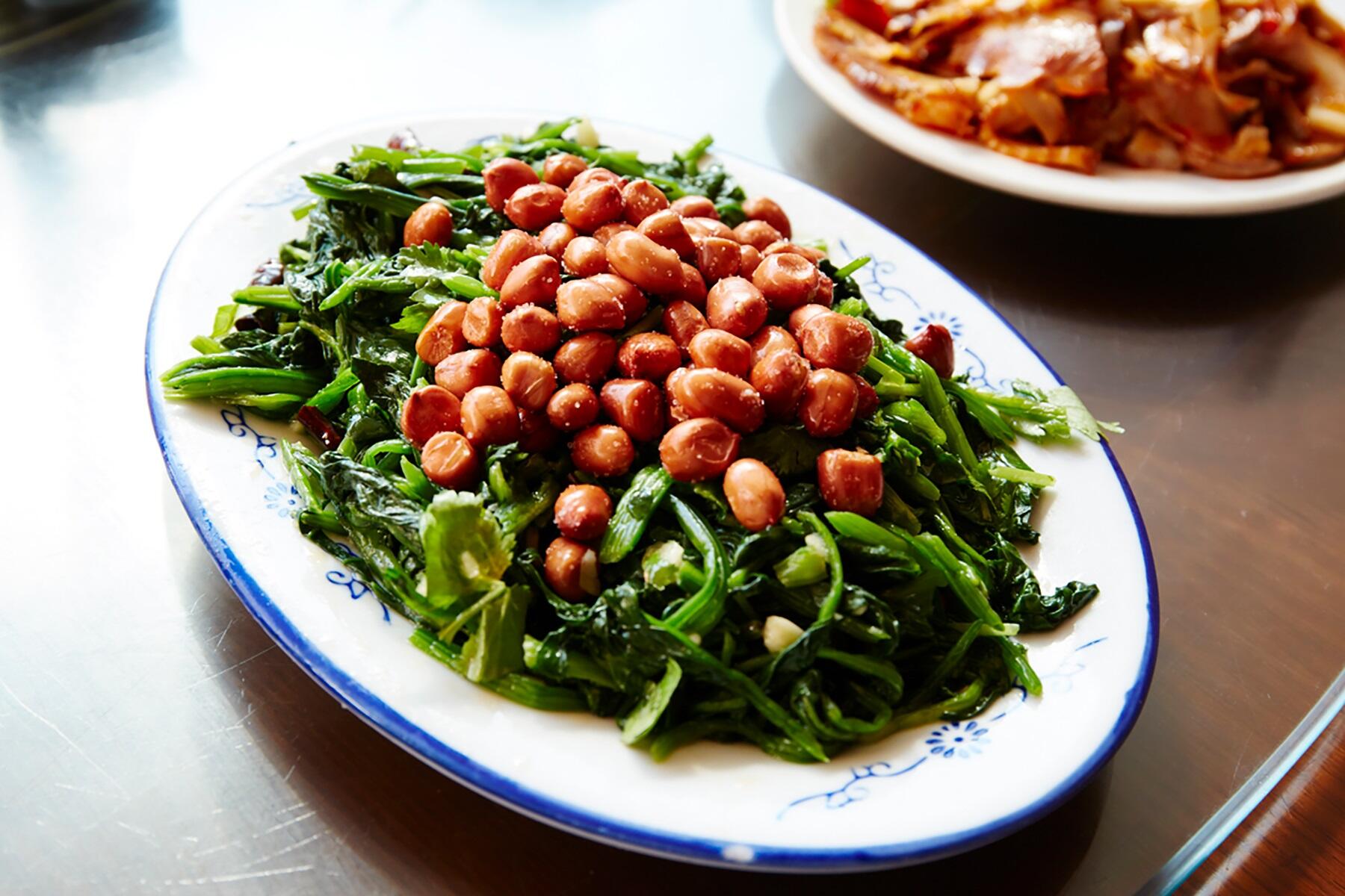 中国・チチハルの円卓で囲んだ昼ごはん