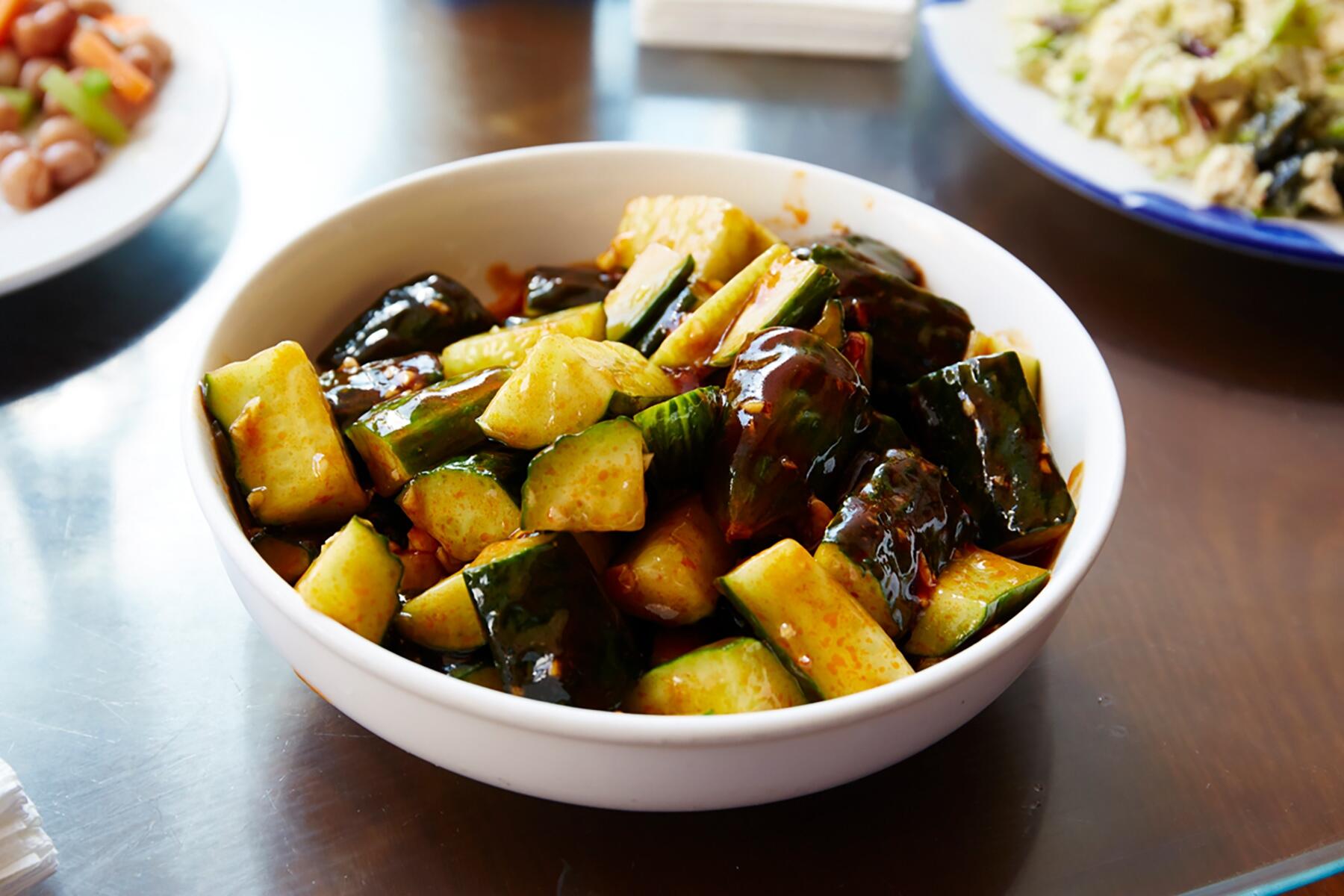 中国・チチハルの円卓で囲んだ昼ごはん