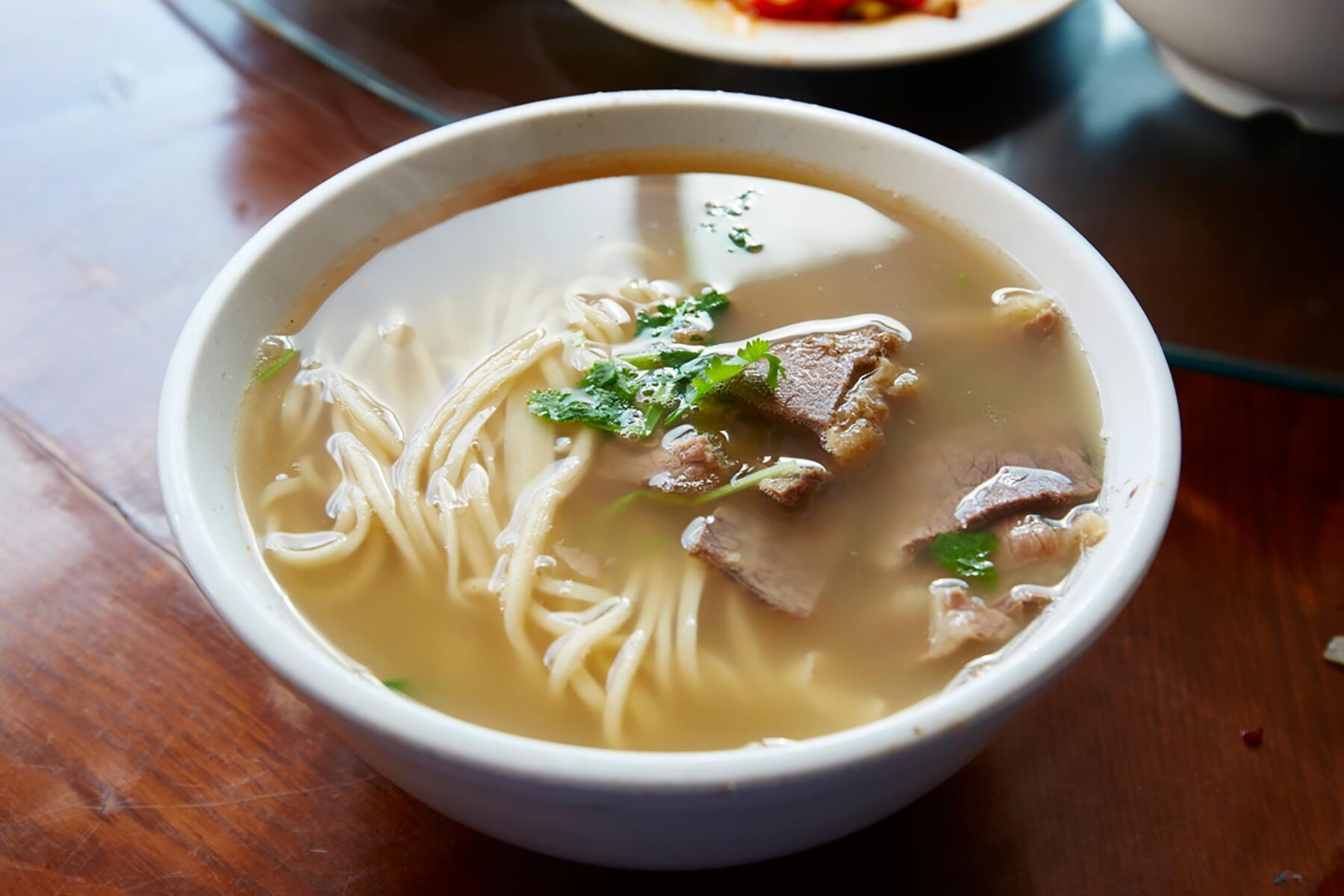 中国・チチハルの円卓で囲んだ昼ごはん