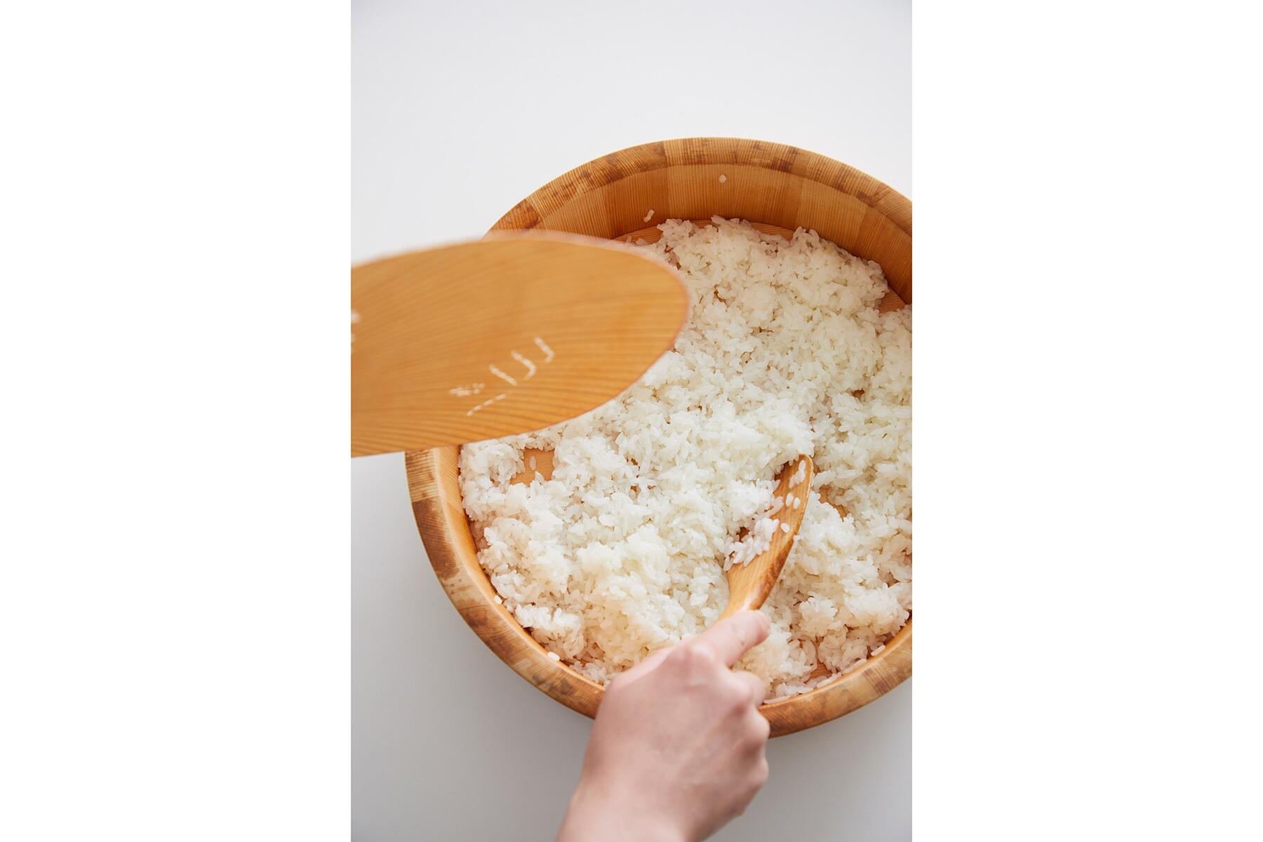 うちわで冷ましながら混ぜる