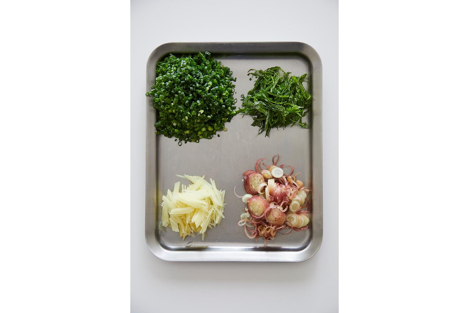 香味野菜と海苔を切る