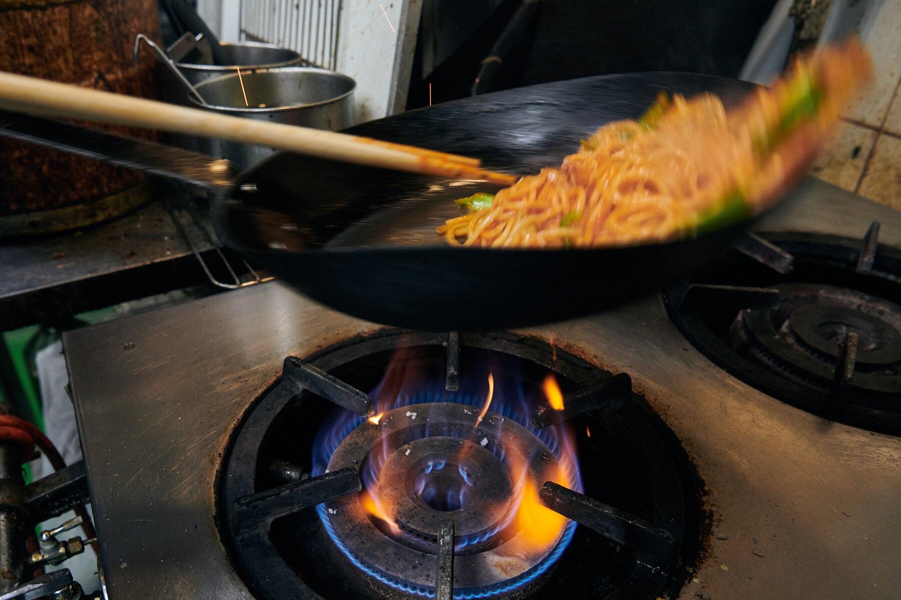 調理中のフライパン