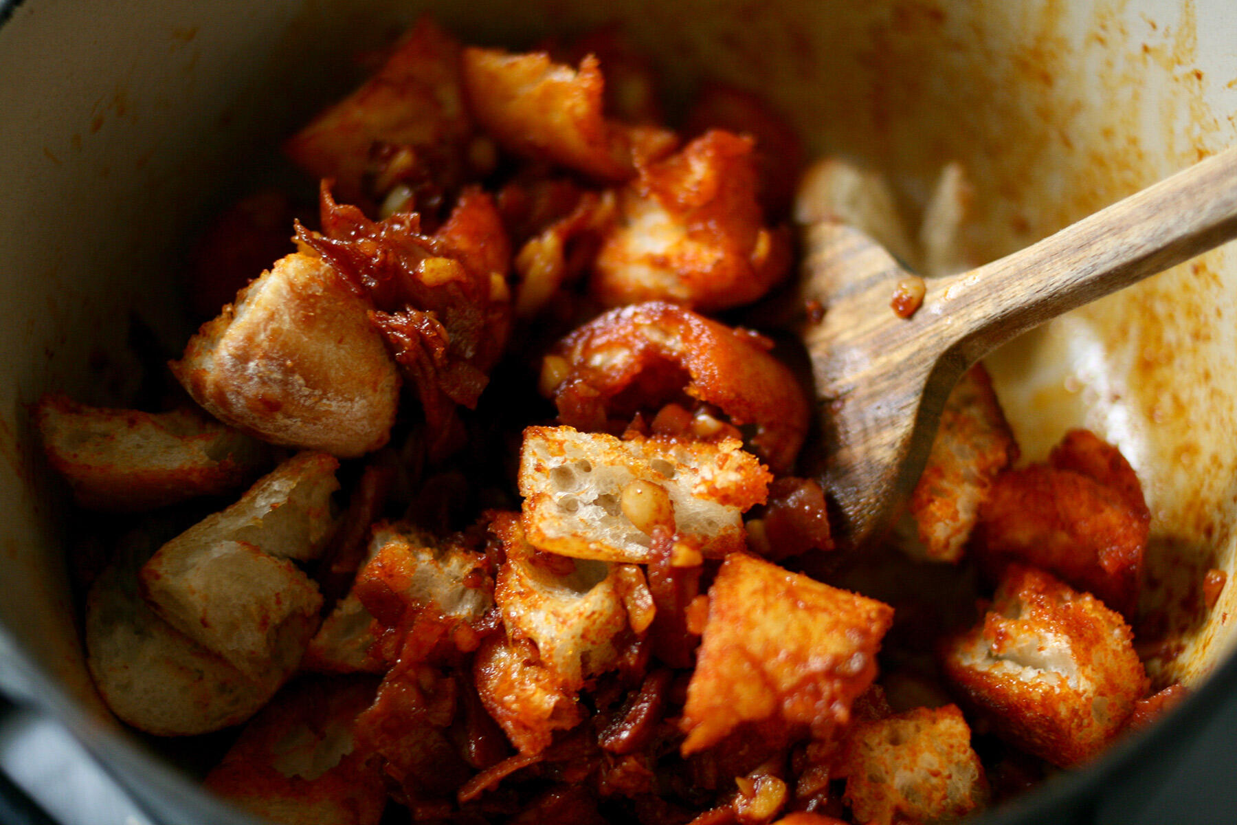 パンを加え、煮込む