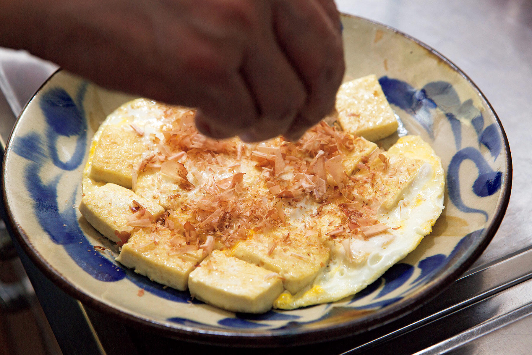 鰹節を振りかける