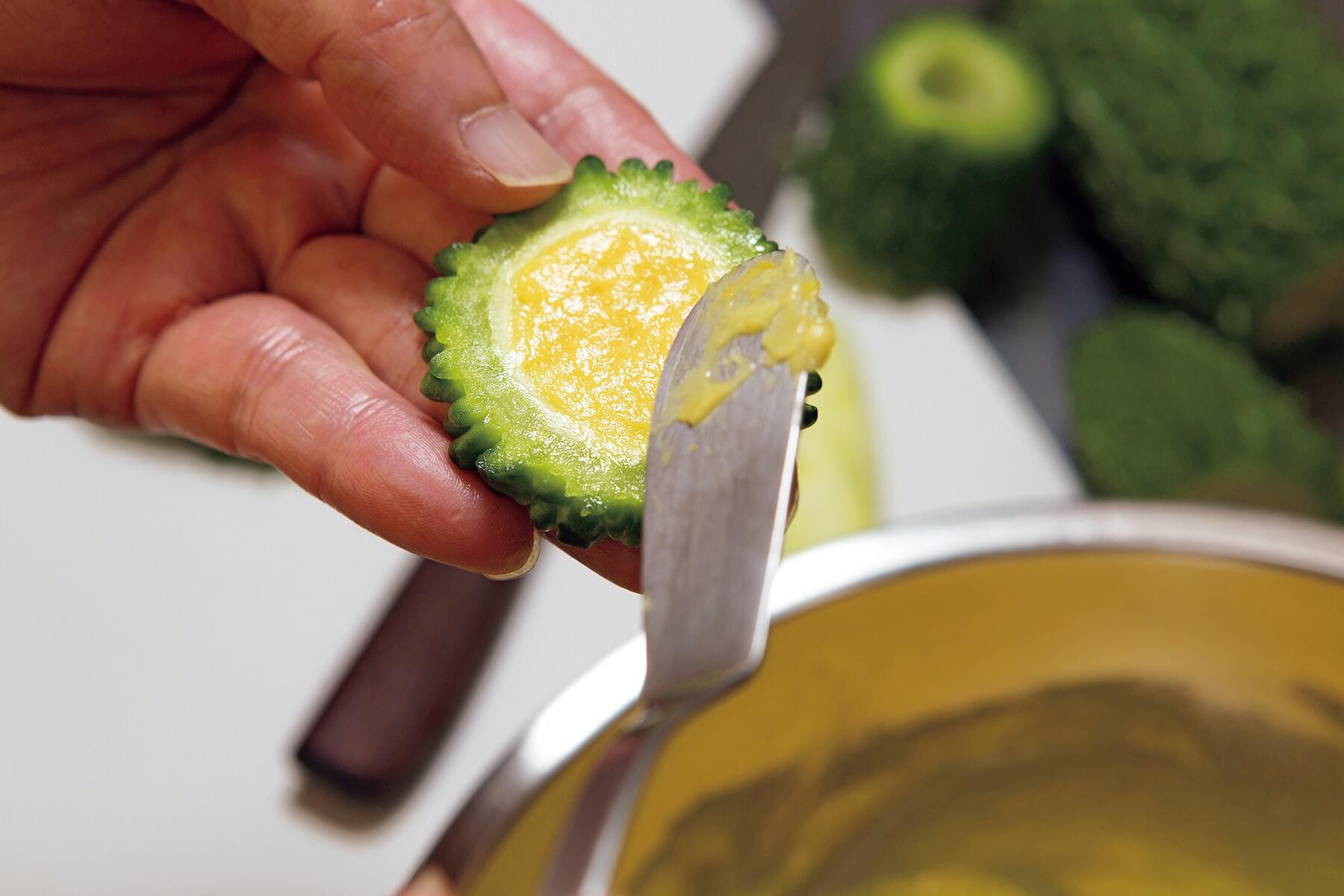 生地をゴーヤーに詰める