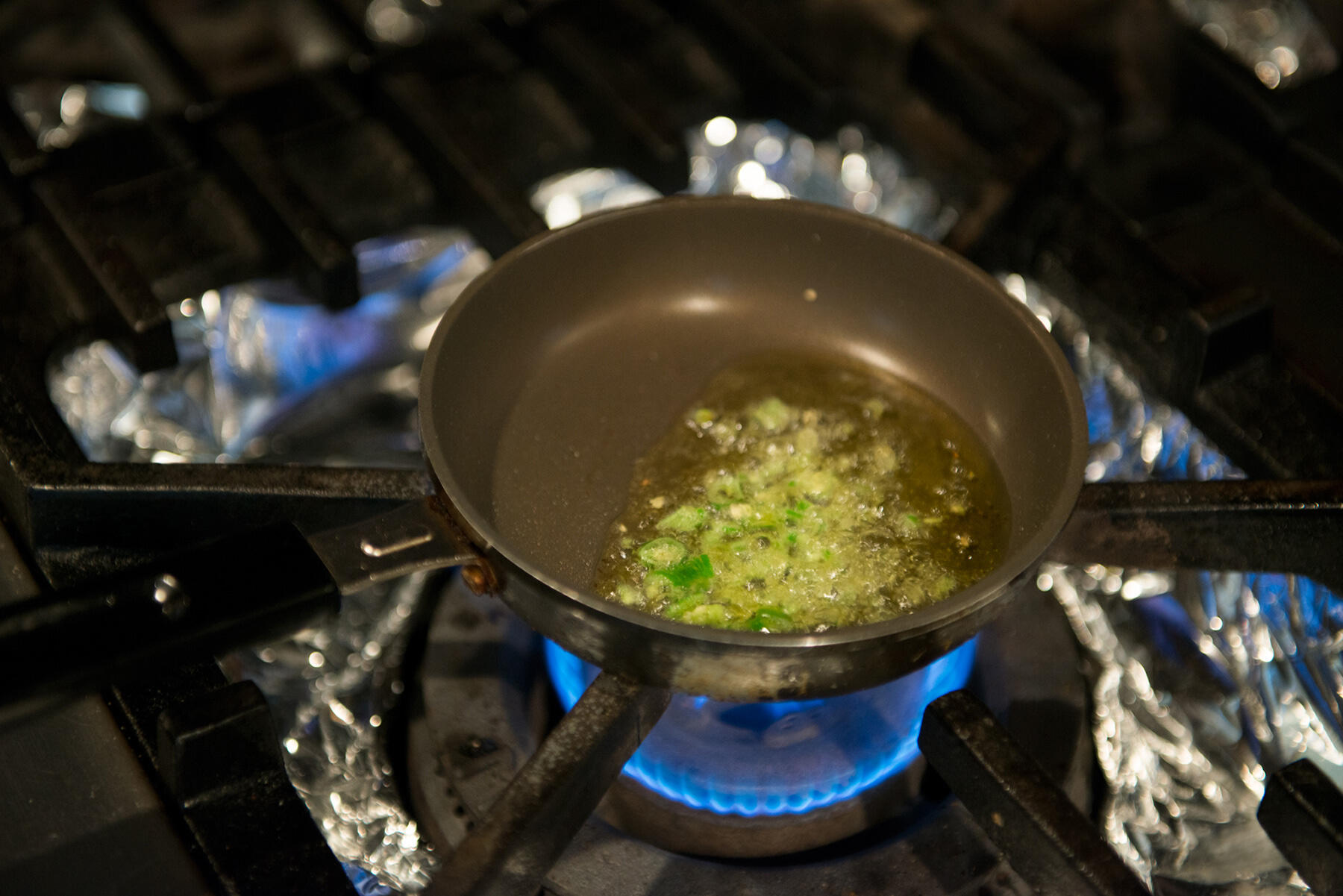 青唐辛子を炒める