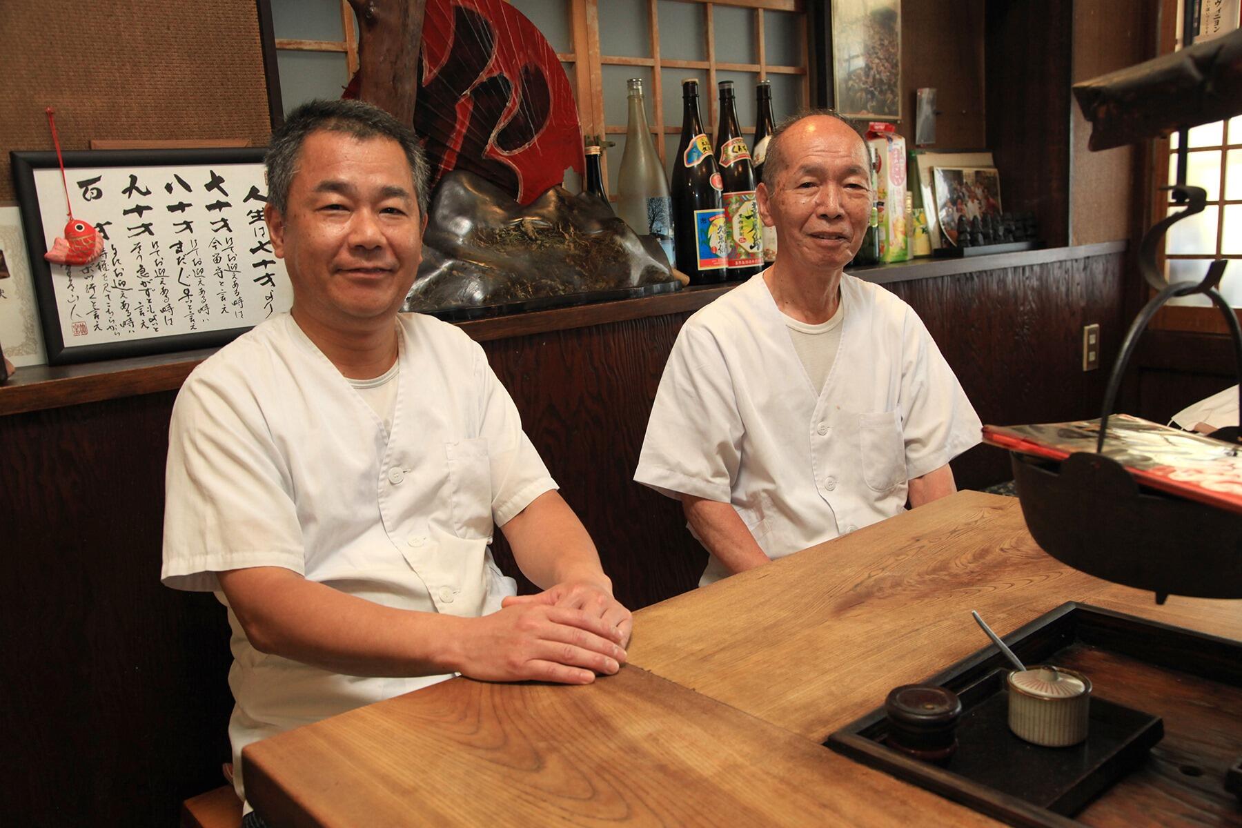 二代目店主の佐々木光一郎さん(右)と三代目店主の浩さん(左)。