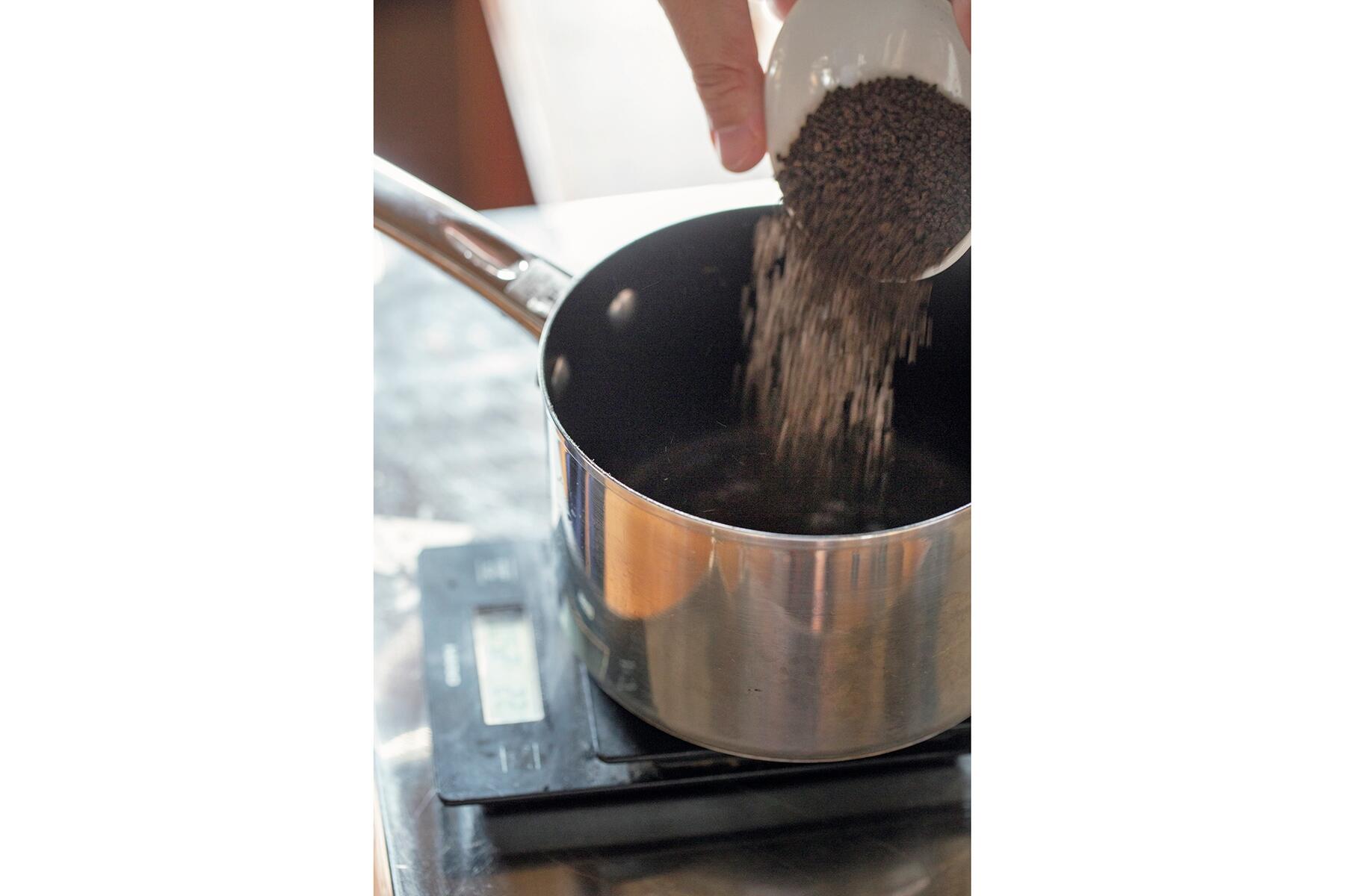 茶葉を小鍋に入れる