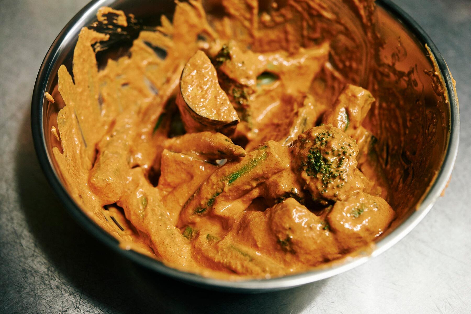 マサラを揉もみ込む