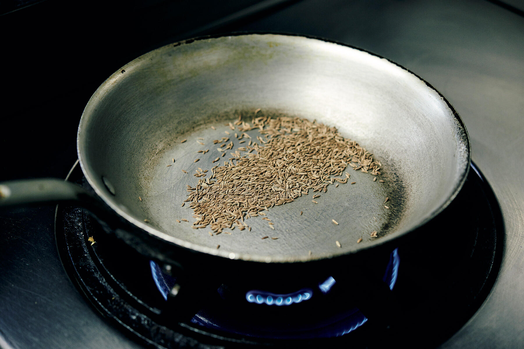 クミンを炒める