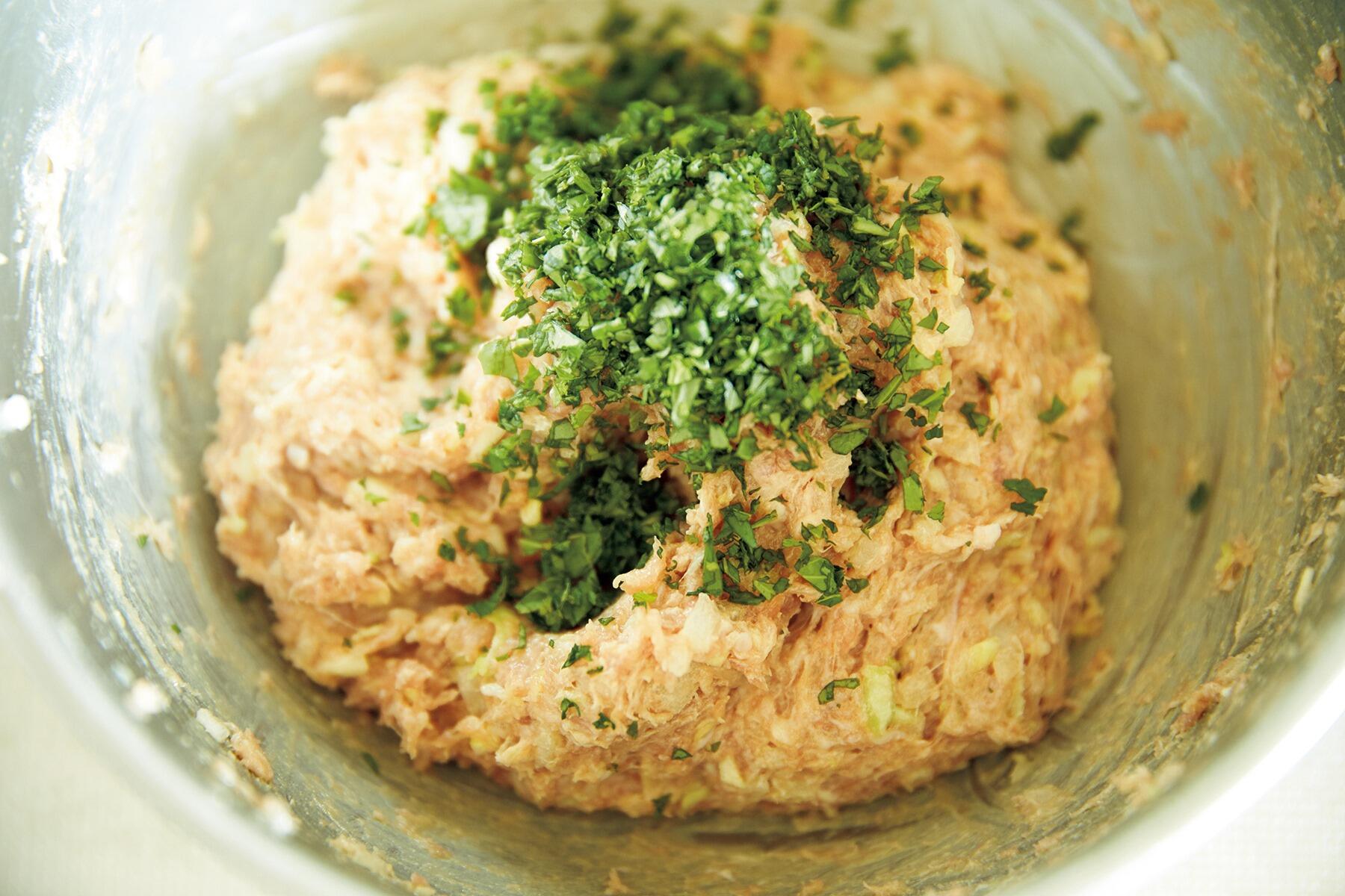 材料を混ぜ合わせ寝かせる