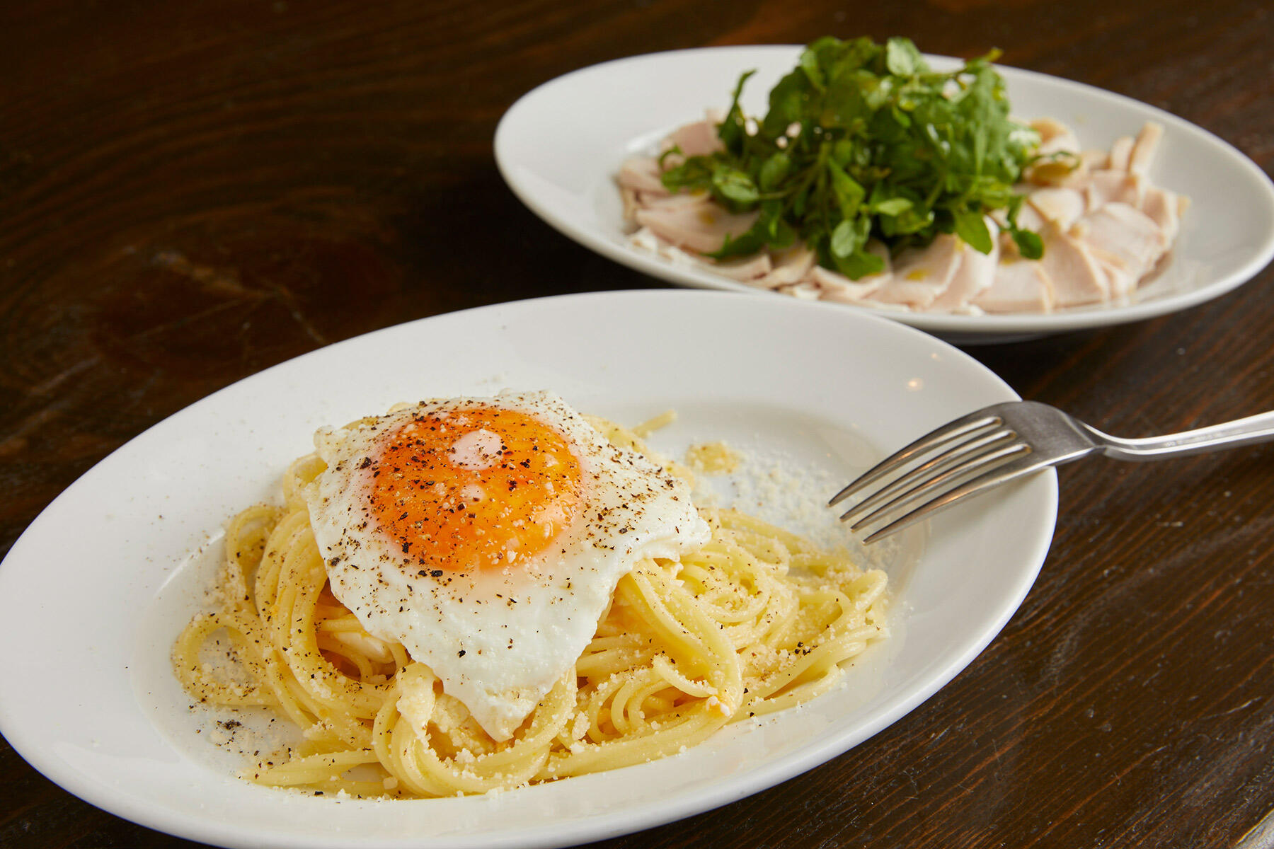 鶏胸肉のサラダと目玉焼きのパスタ
