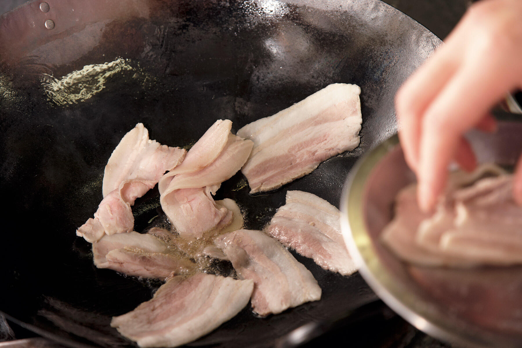 豚肉を加える