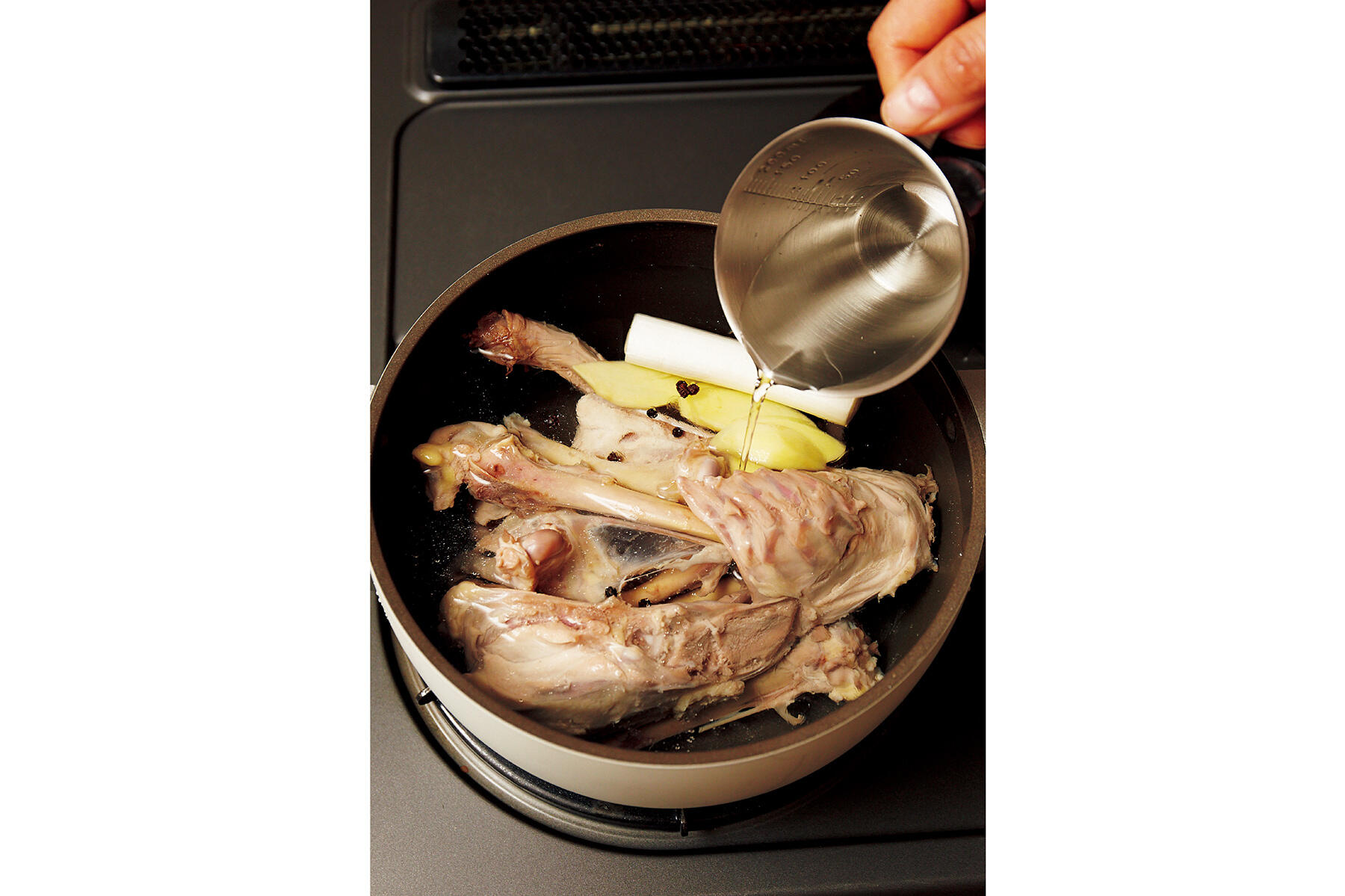 材料を鍋に入れる