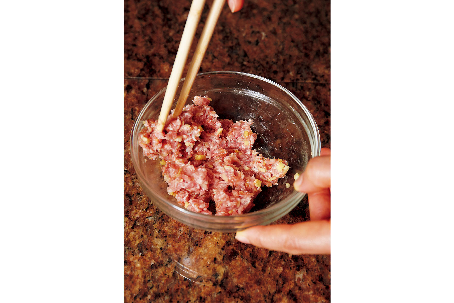 あんの材料を混ぜる