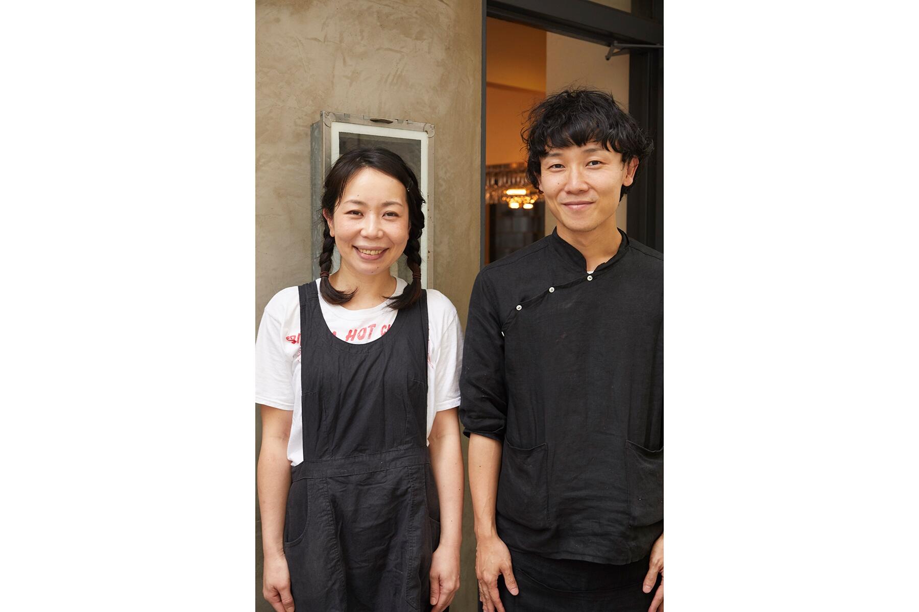左が料理長の澤野ひとみさん、右が店長の石井一也さん。