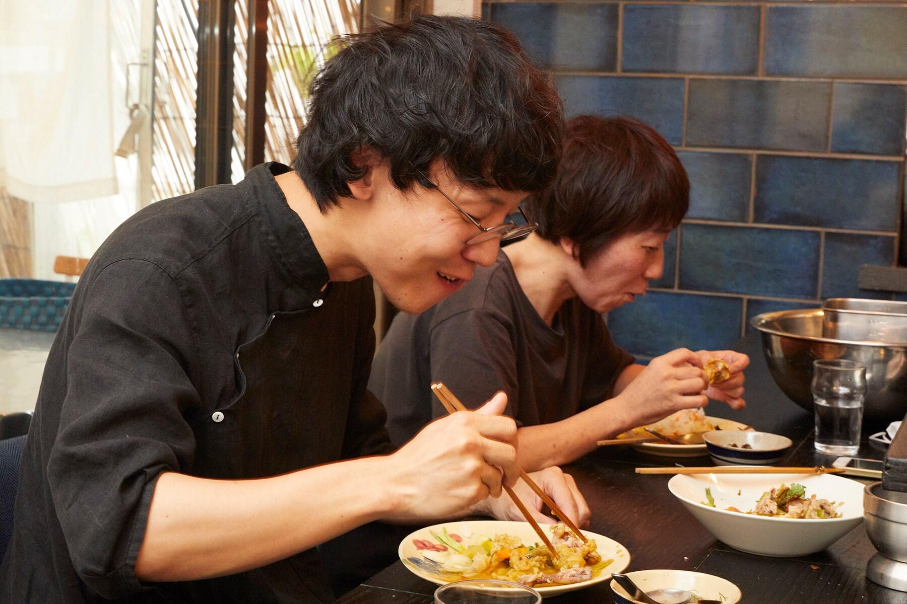 食べるスタッフ