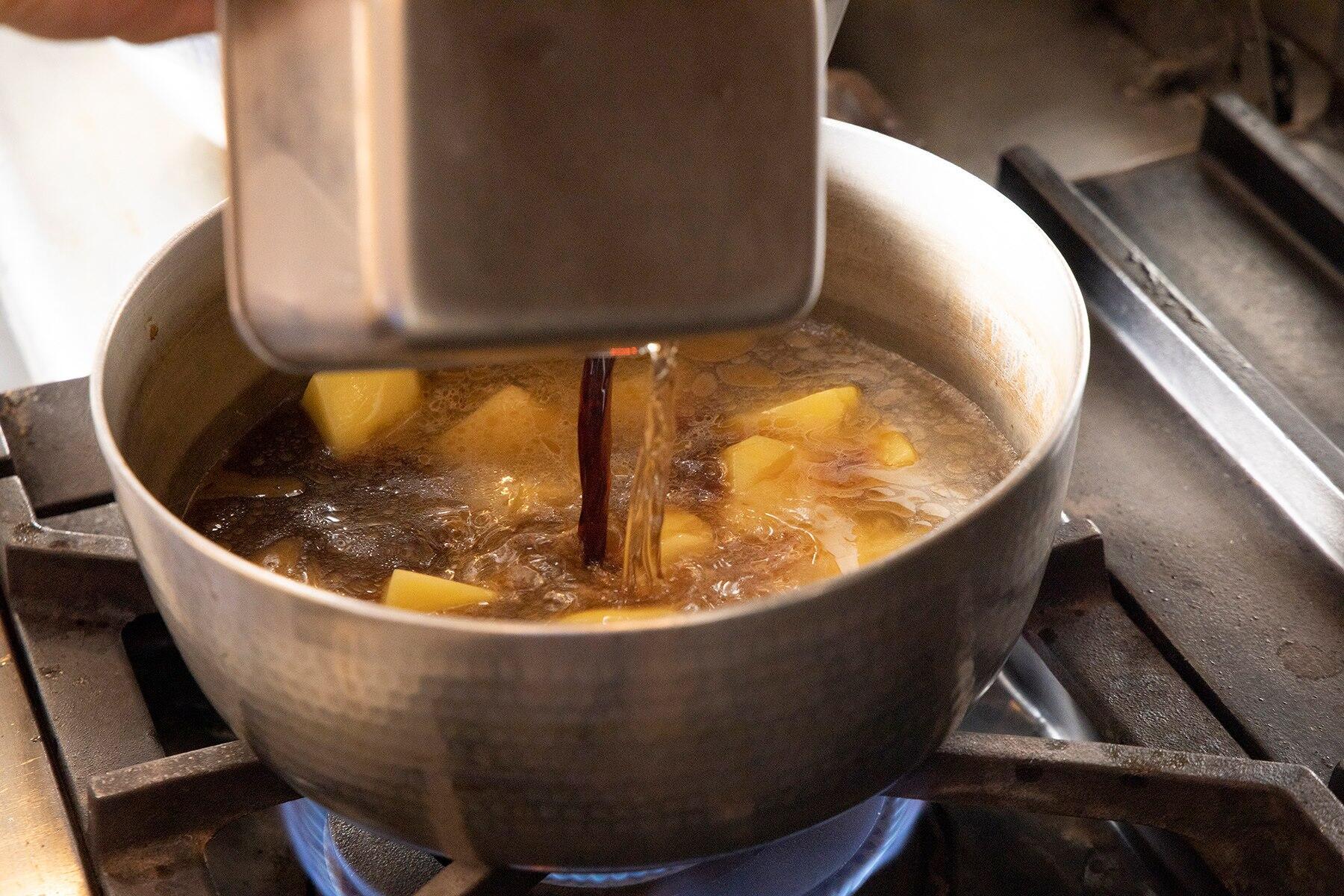 合わせだしを入れて落とし蓋をし、15分煮る